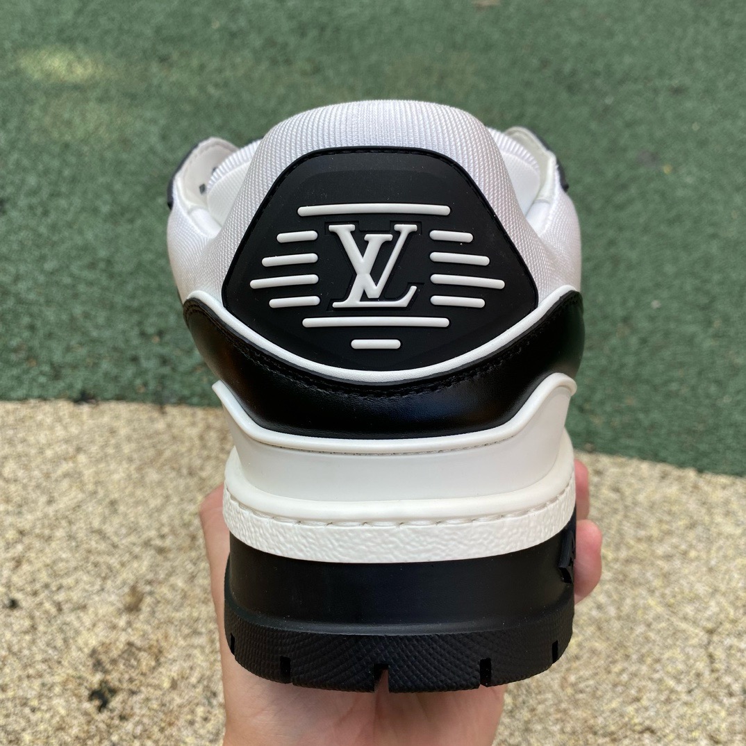 LV TRAINER MAXI black and white