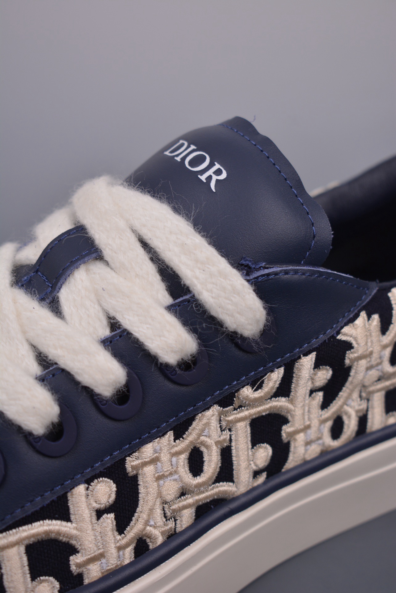 DR B33 SNEAKER