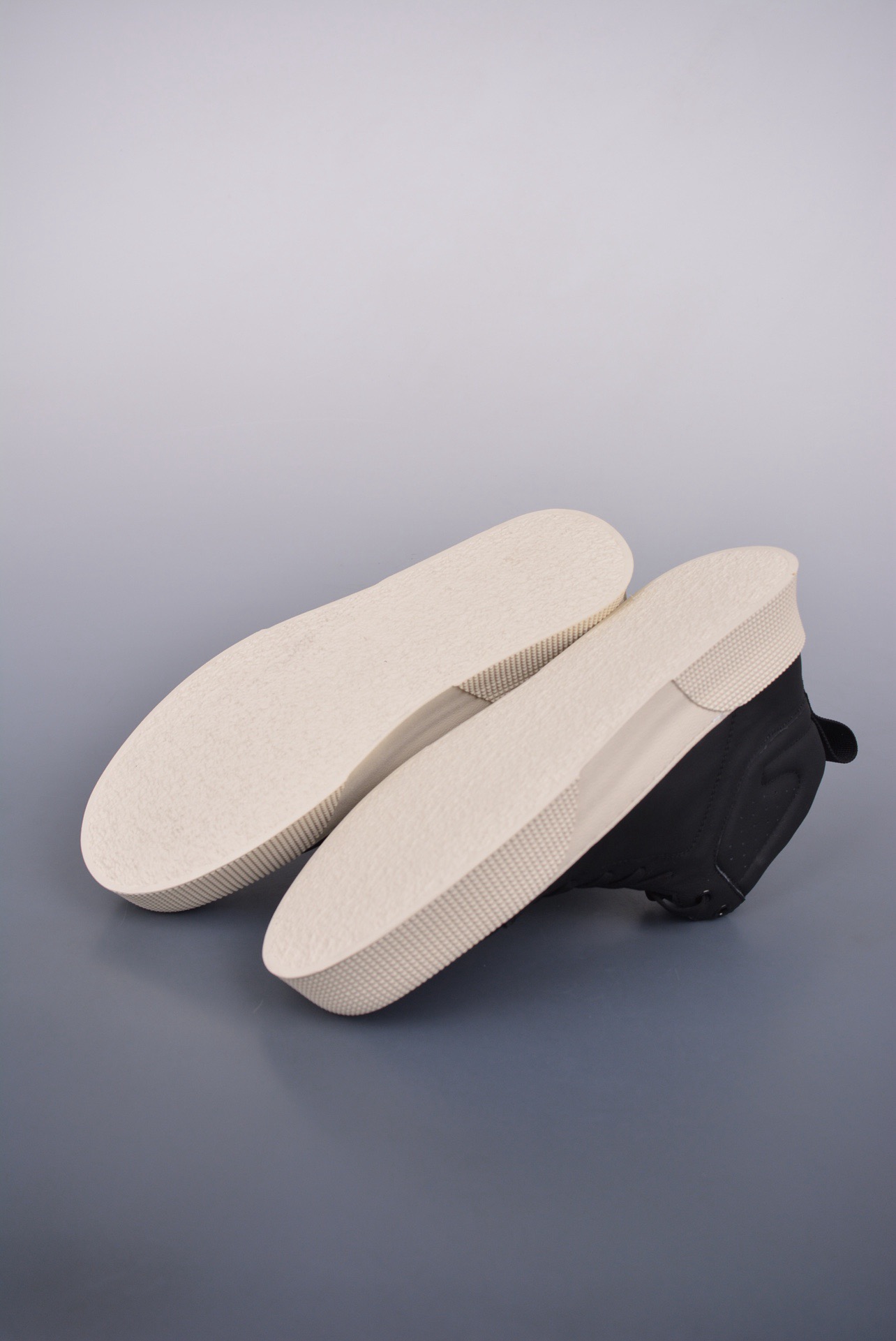 DR B33 SNEAKER