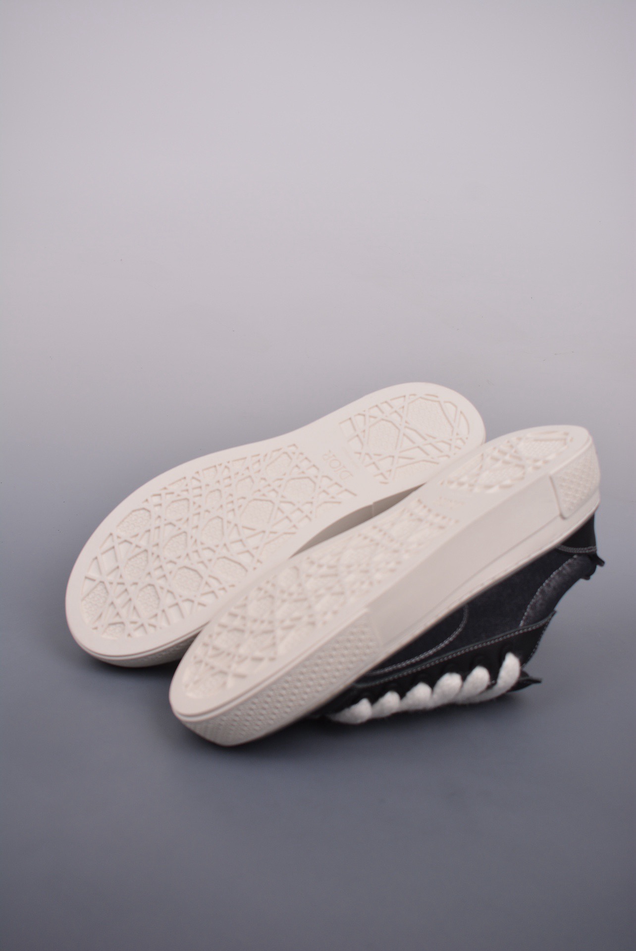 DR B33 SNEAKER