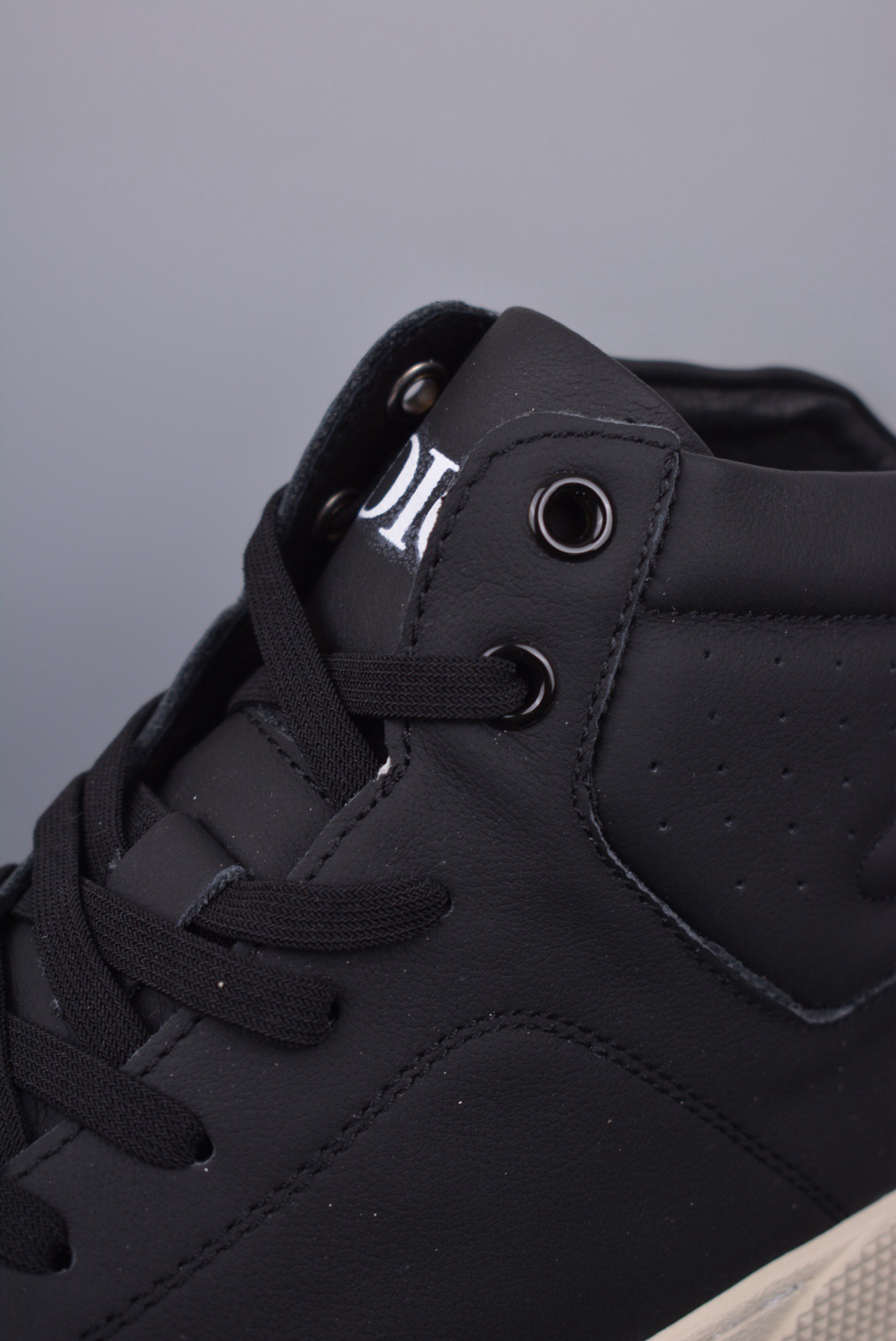 DR B33 SNEAKER