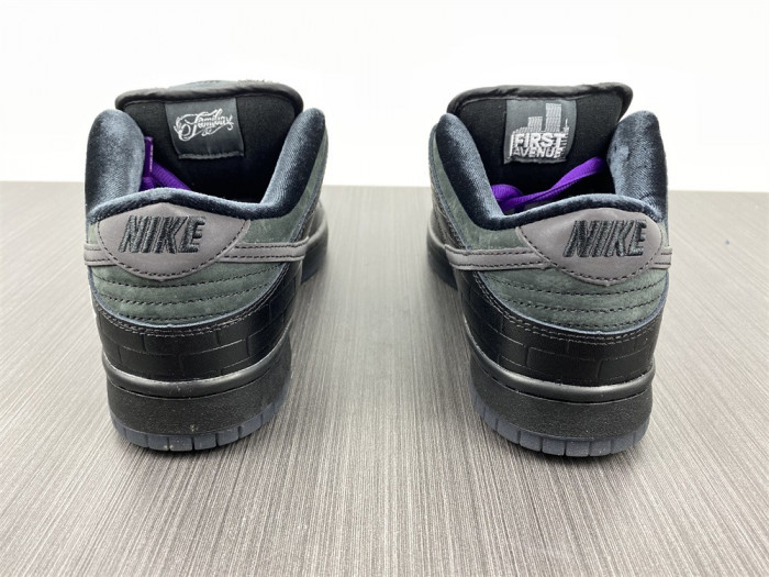 Familia x Nike SB Dunk Low “First Avenue” DJ1159-001