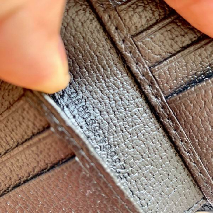 G*u*i wallet 523664 11*9