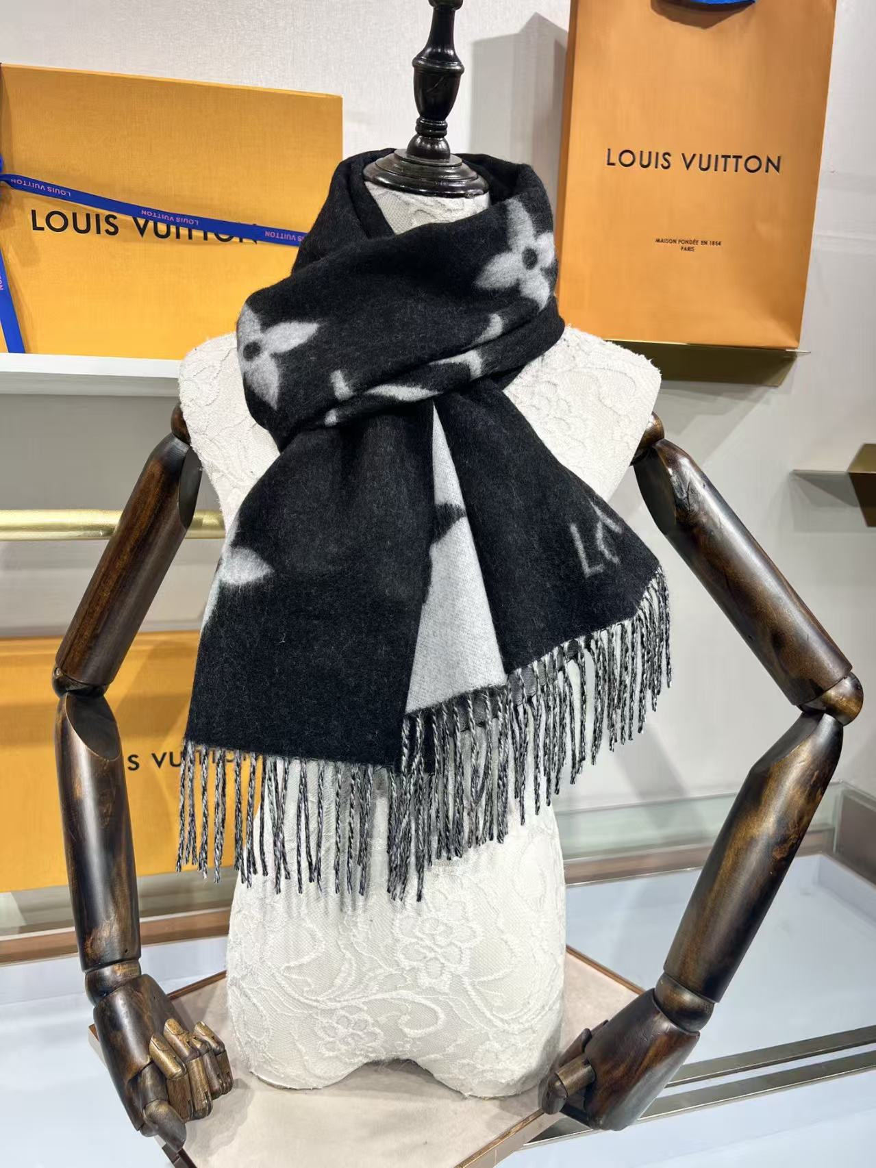 Louis Vuitton Reykjavik scarf
