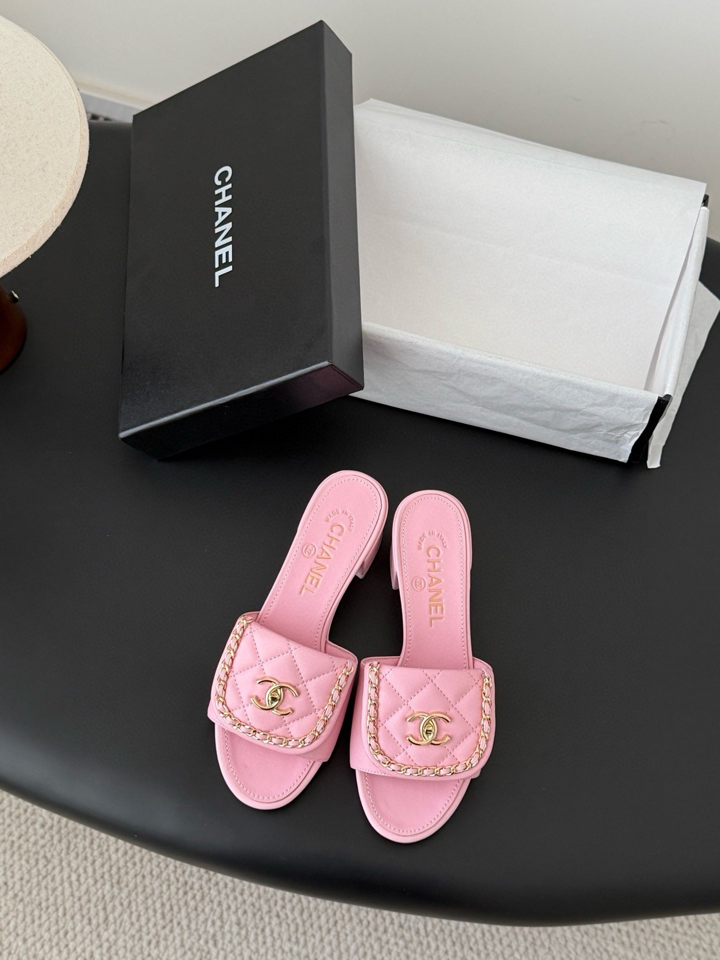 ua Ch**el slippers