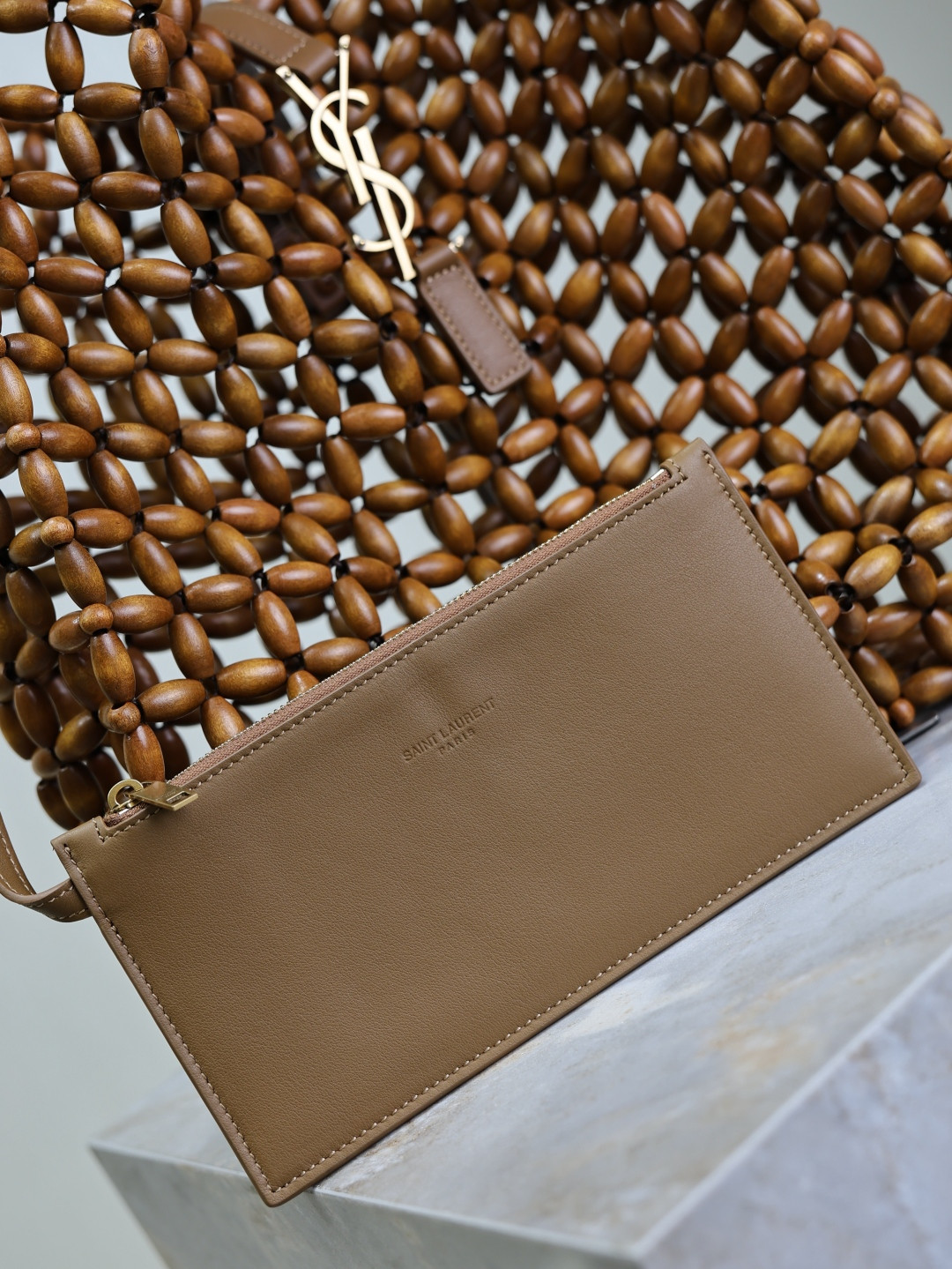 Y51 LE 5 à 7 large in wood beads 30x35x10cm