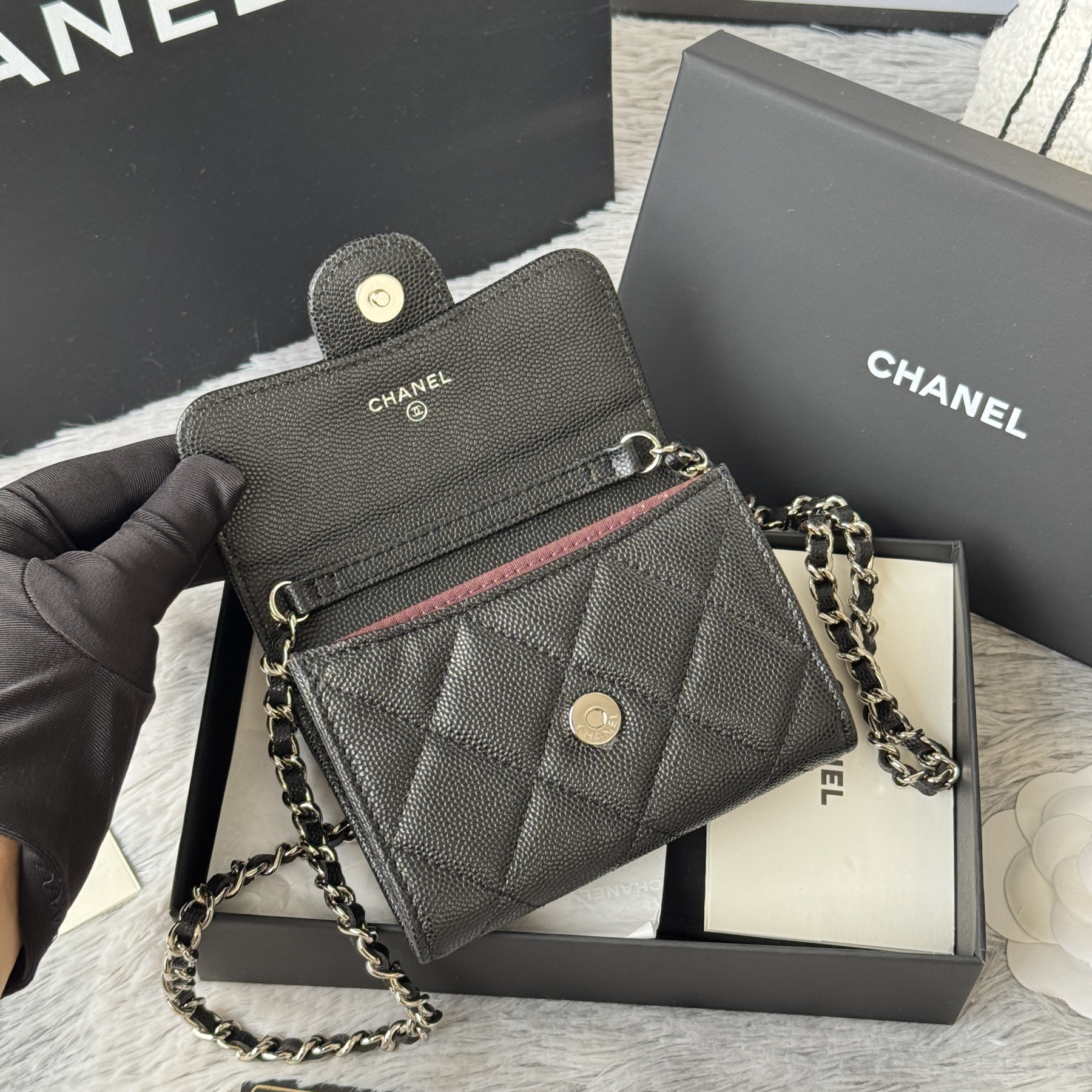 Ch**el wallet on chain 8.5x12.5x2.5cm