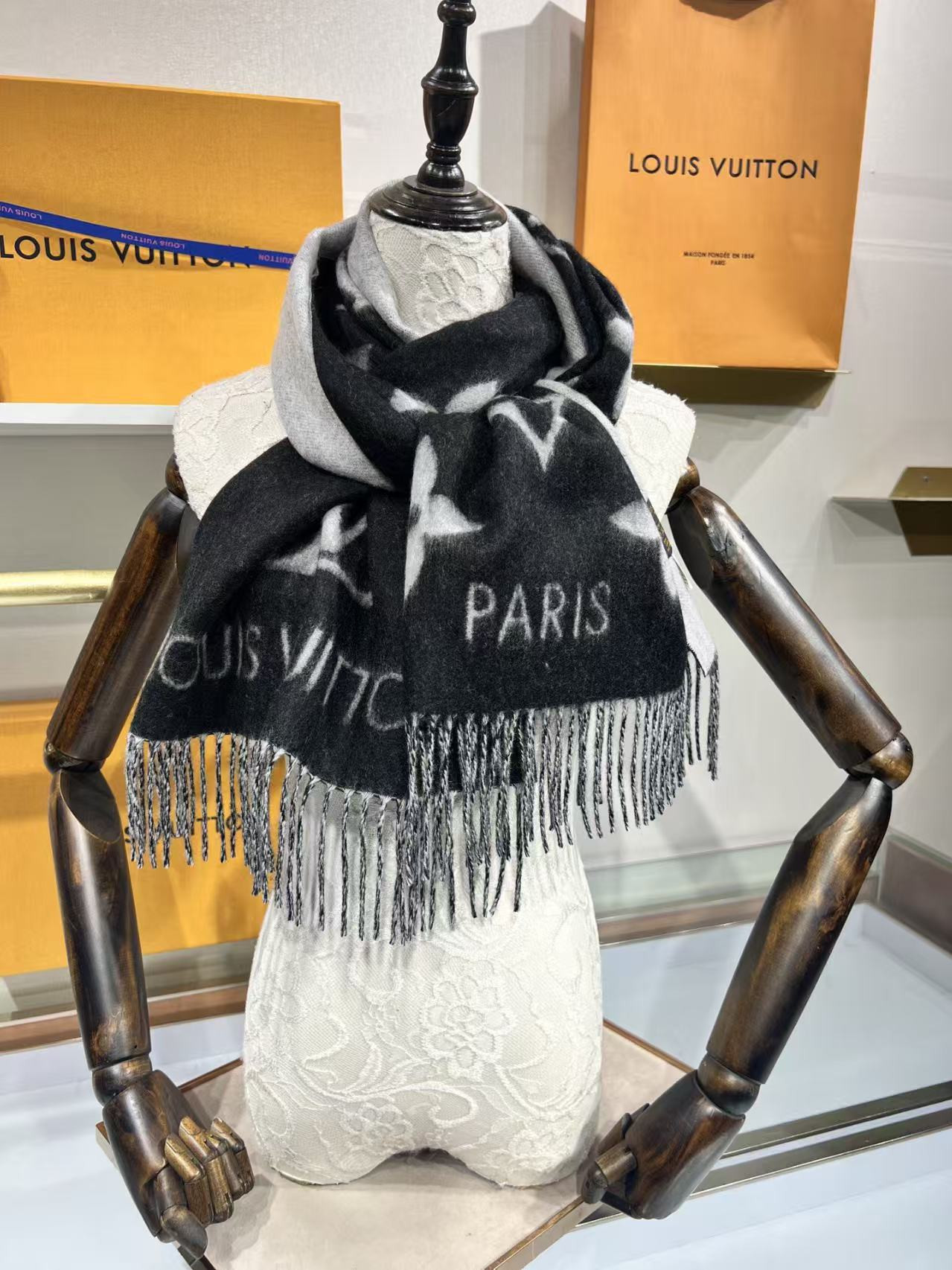 Louis Vuitton Reykjavik scarf