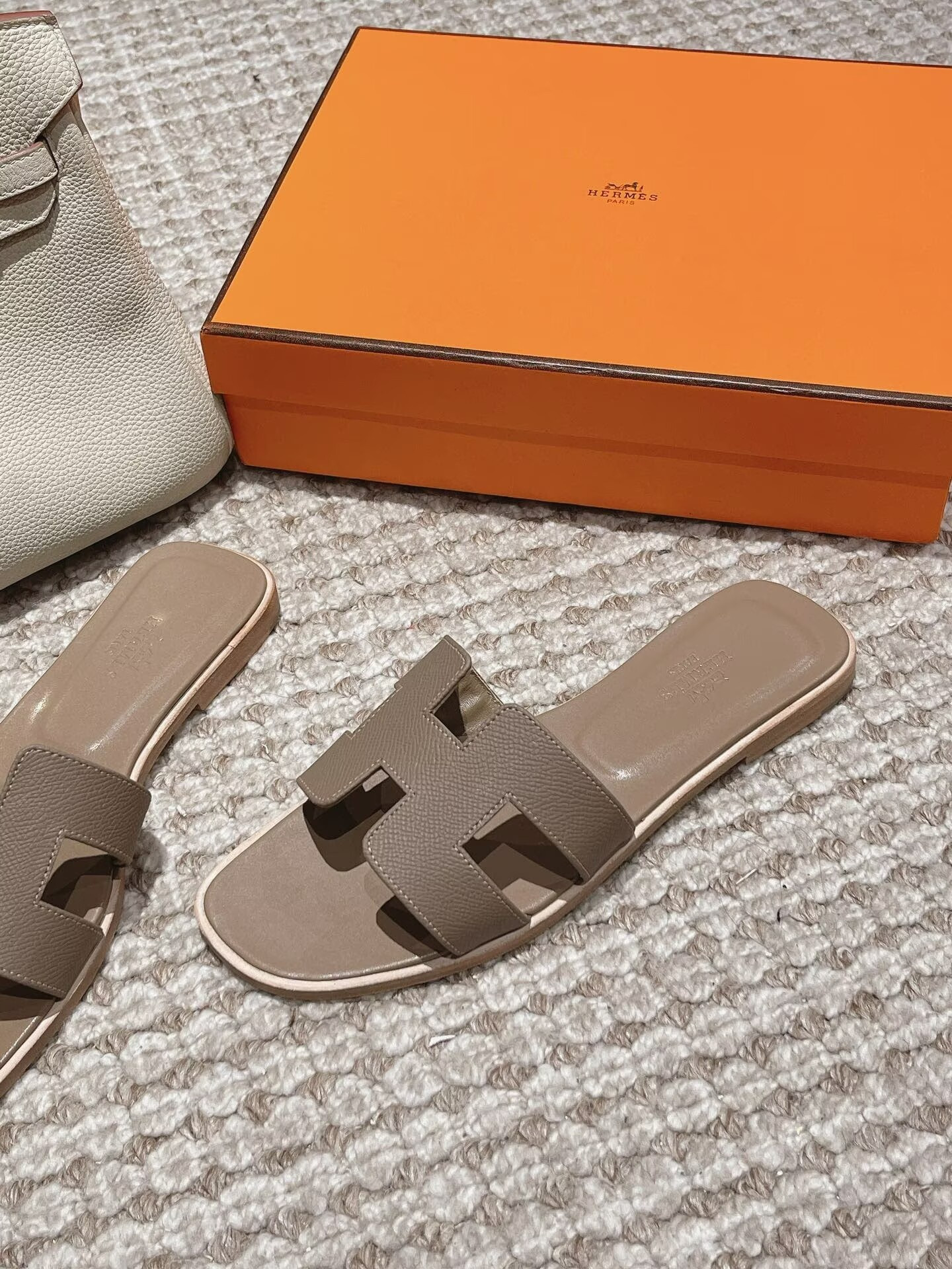 UA Hermès Oran Sandal