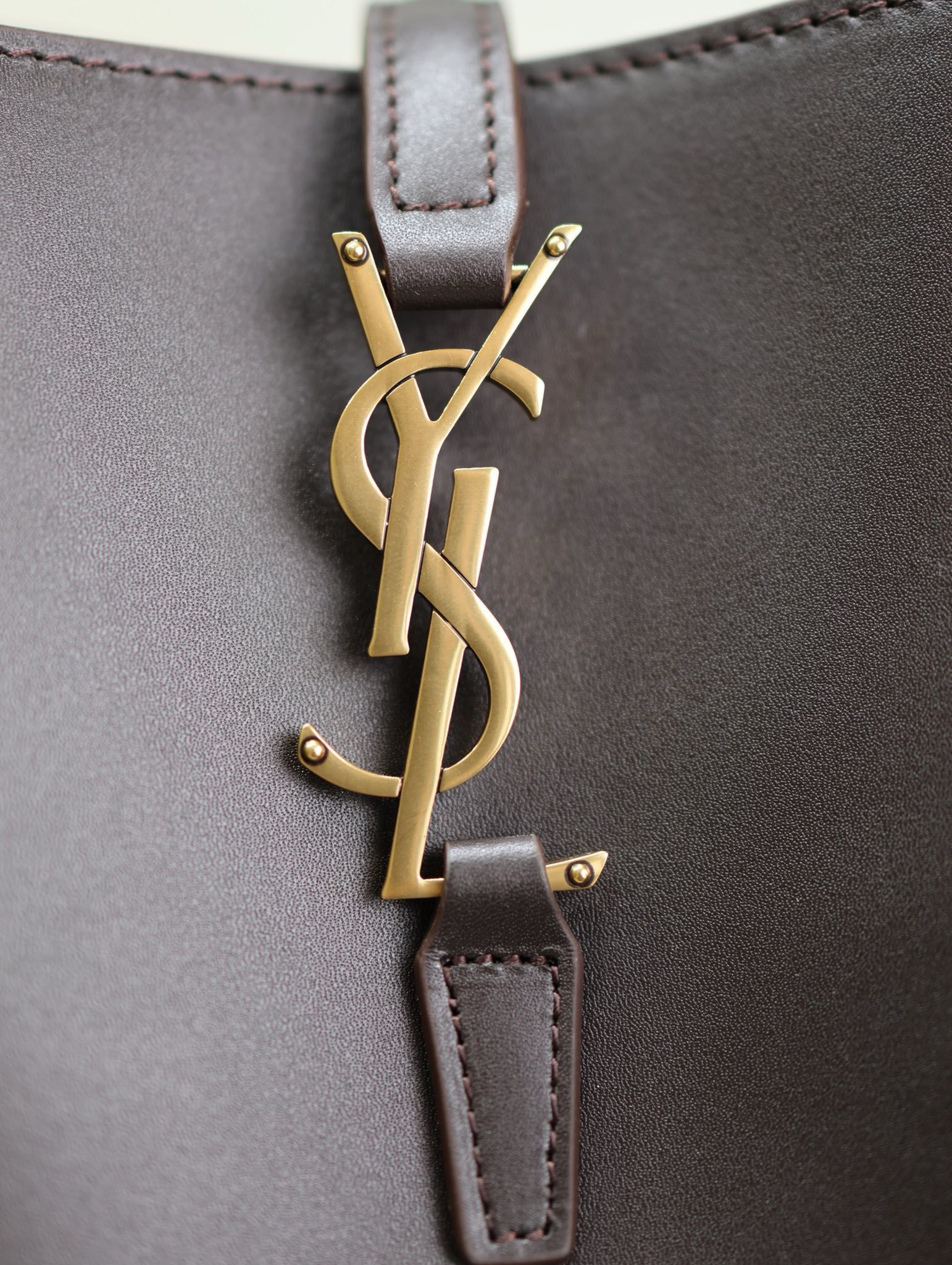 Y51 LE 37 In Shiny Leather 26x20x12cm