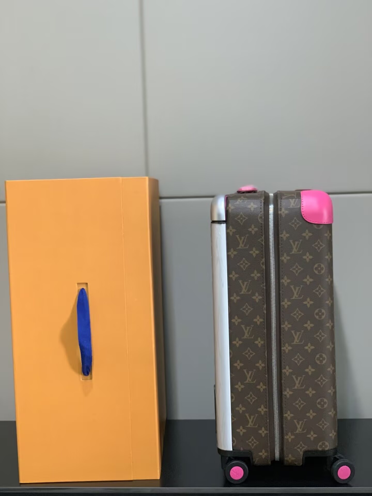 L0vis Vvtt0n LV Horizon 55 Colormania Fuchsia M46780 15 x 21.7 x 8.3 inches