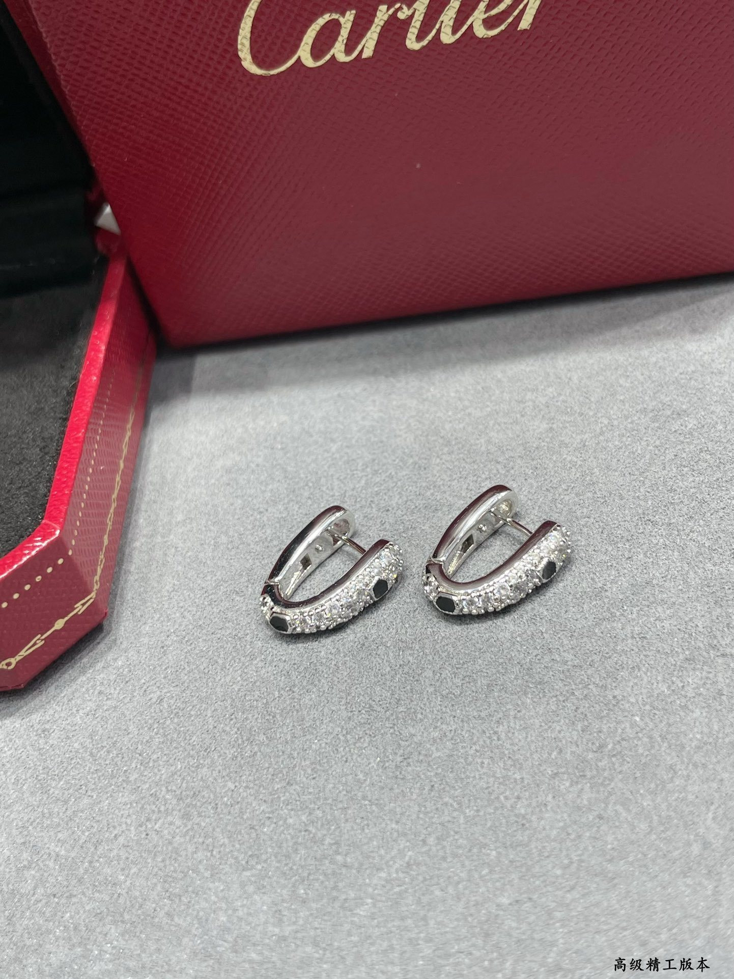 Ca*t1er U-shaped Spot Earrings