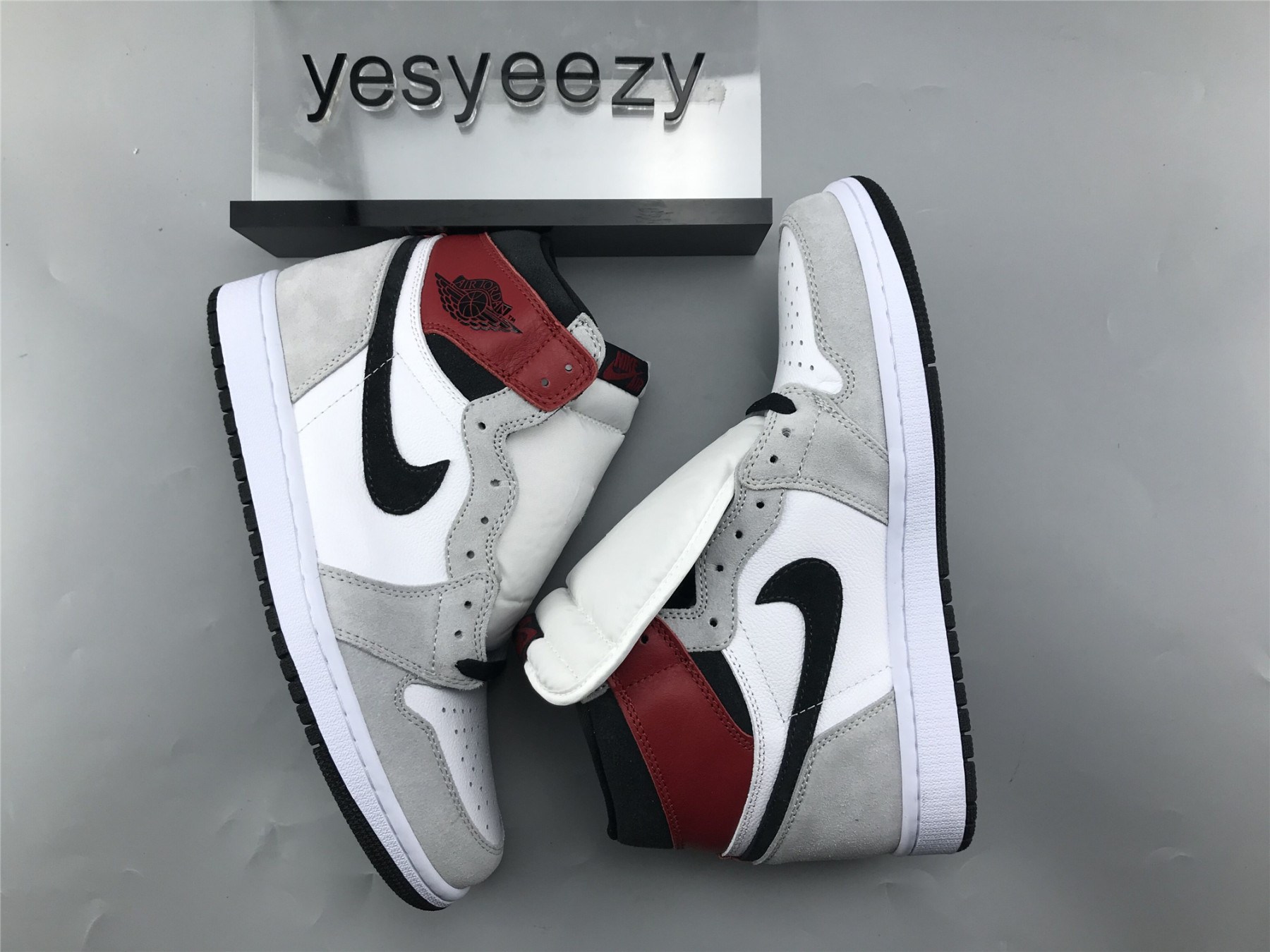 UA AIR JORDAN 1 RETRO HIGH LIGHT SMOKE GREY