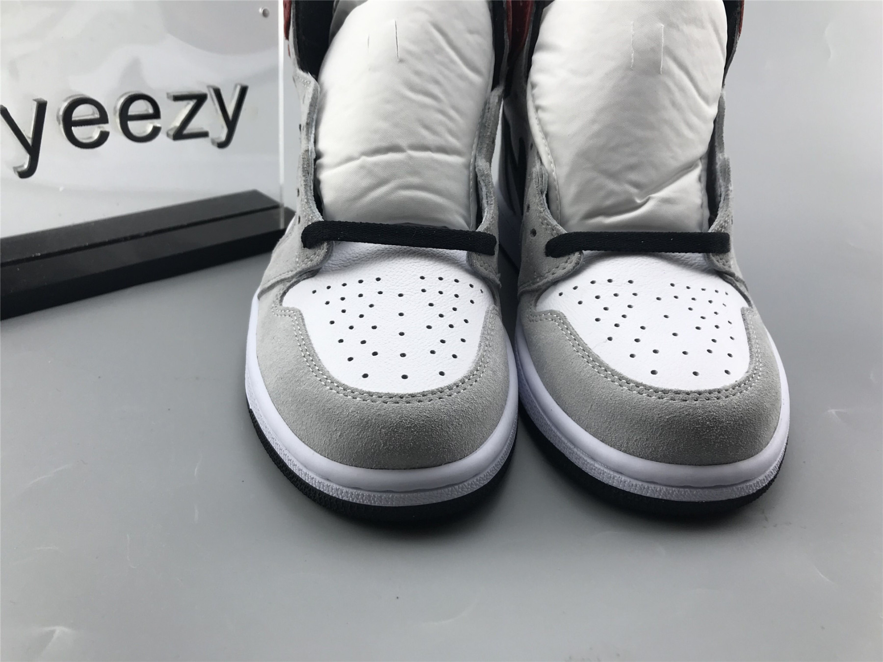 UA AIR JORDAN 1 RETRO HIGH LIGHT SMOKE GREY