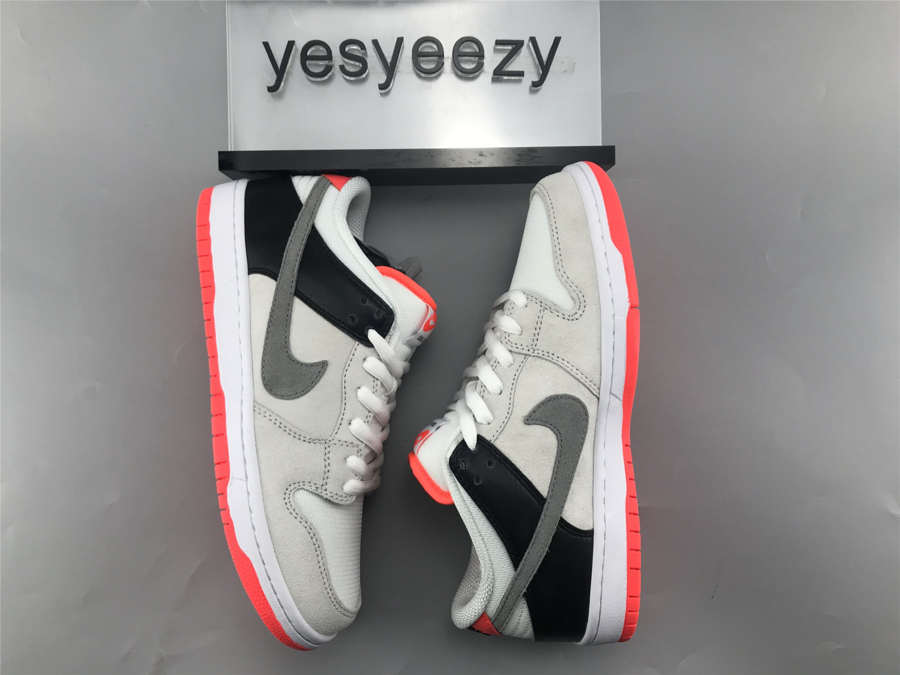 UA NIKE DUNK LOW SB "INFRARED"