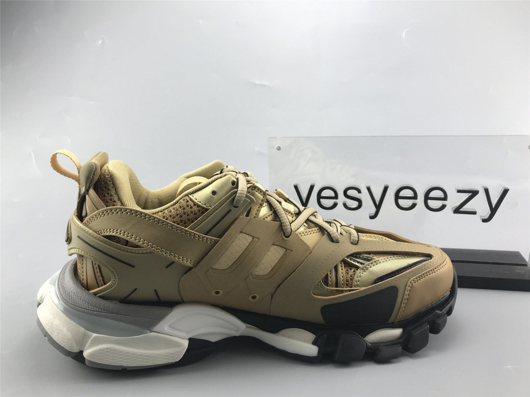UA WMNS TRACK TRAINER GOLD