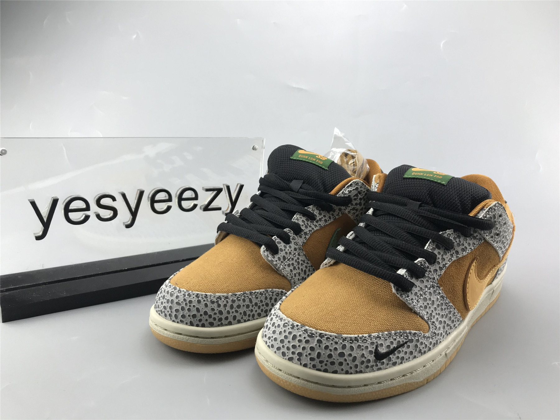 UA NIKE DUNK LOW PRO SB 