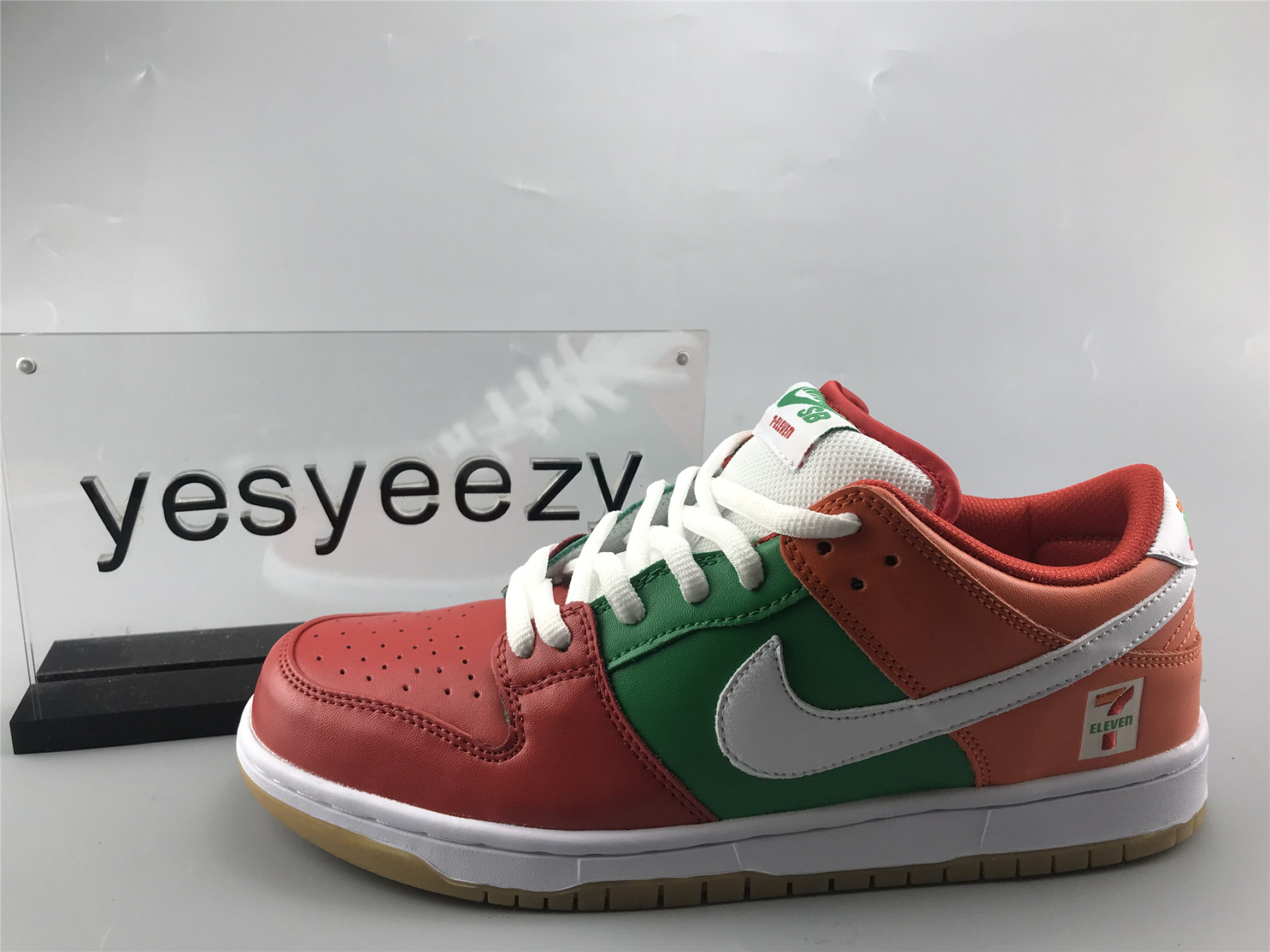 UA NIKE SB DUNK LOW 7-ELEVEN