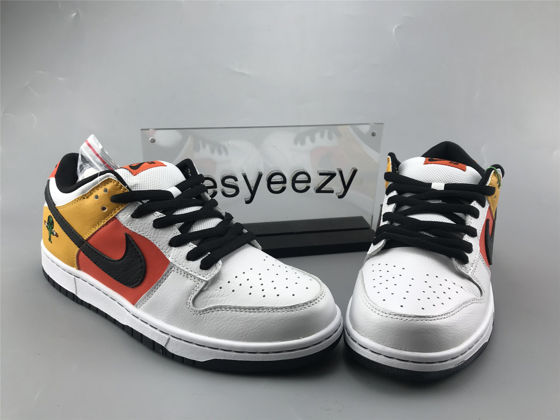 UA NIKE DUNK LOW PRO SB "RAYGUN"