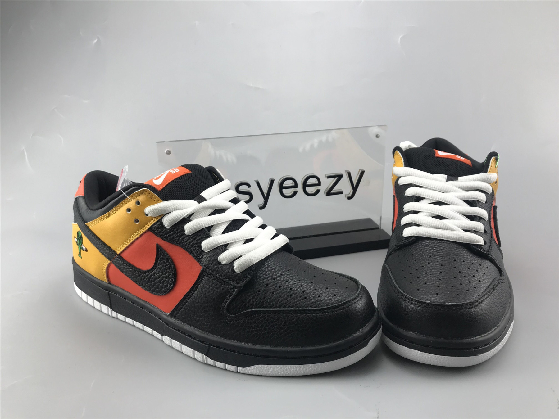 UA NIKE DUNK LOW PRO SB "RAYGUN"