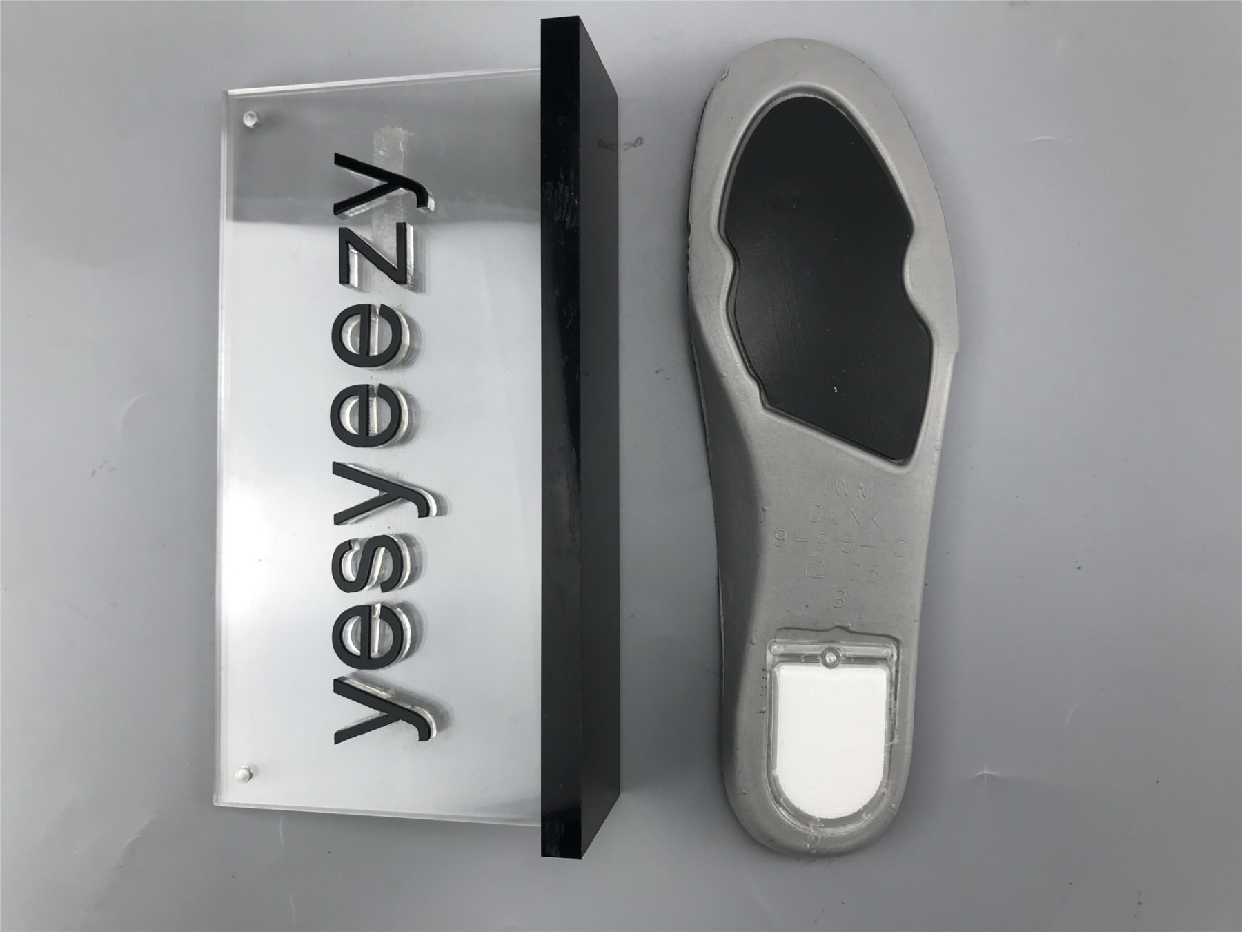 UA NIKE DUNK LOW PRO SB "RAYGUN"