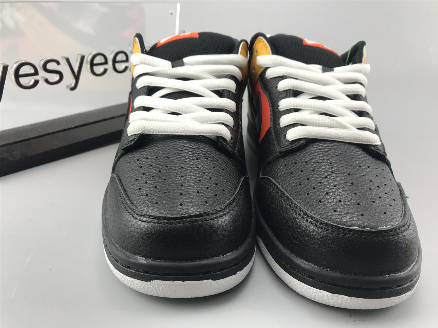 UA NIKE DUNK LOW PRO SB "RAYGUN"