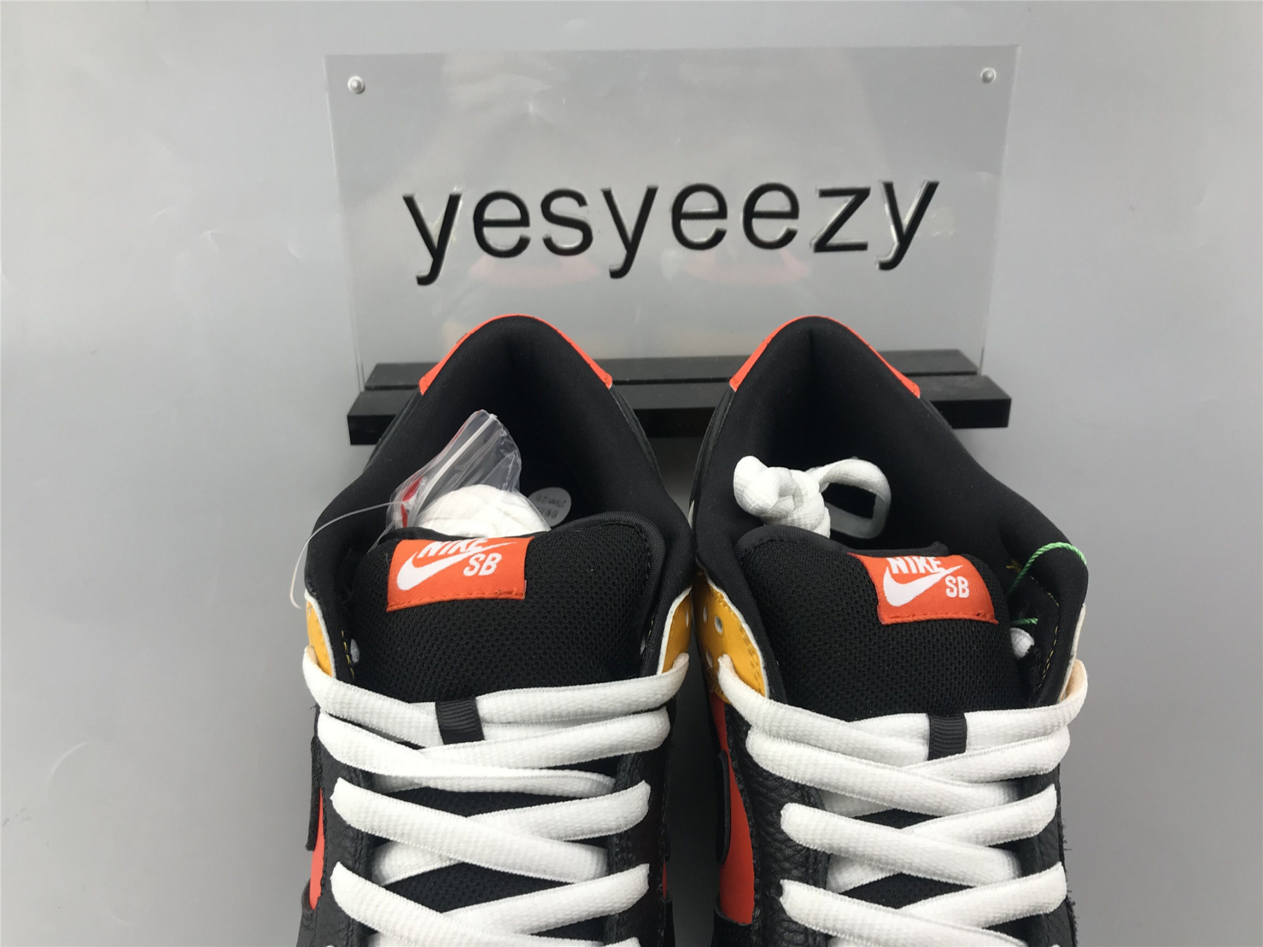 UA NIKE DUNK LOW PRO SB "RAYGUN"