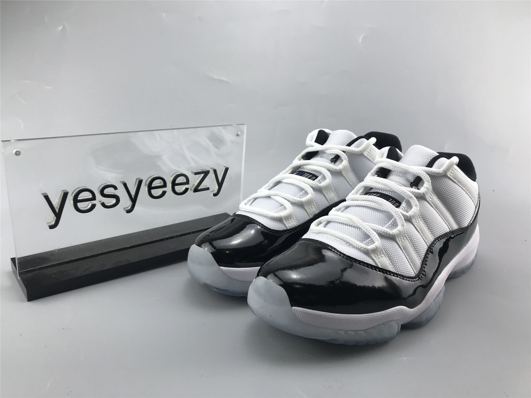 UA AIR JORDAN 11 RETRO LOW 