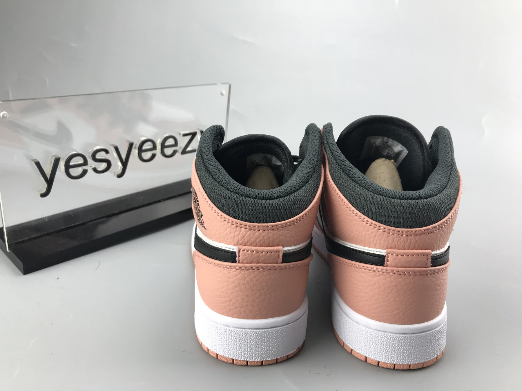 UA  AIR JORDAN 1 MID GS 