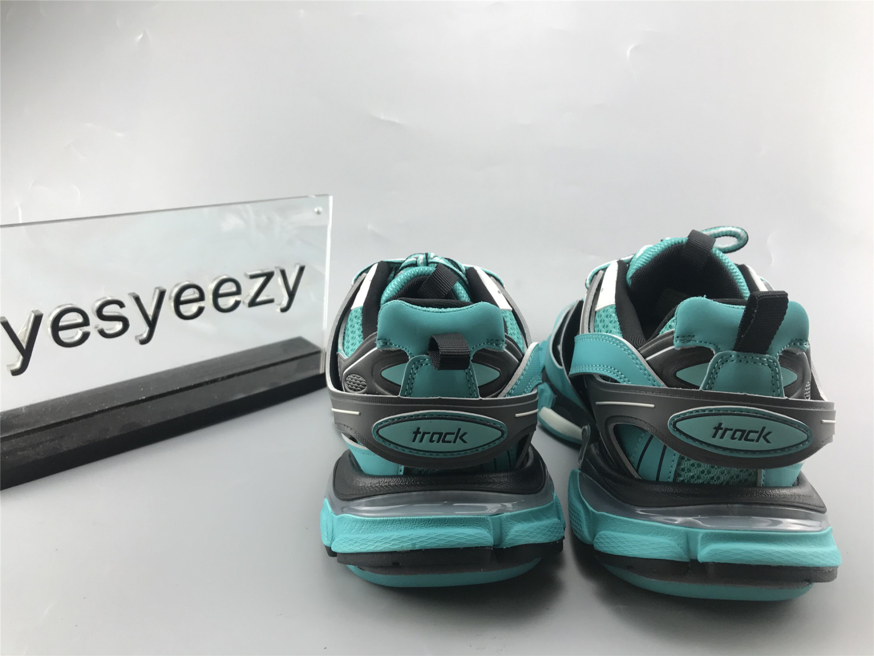 UA TRACK TRAINER EMERALD BLUE