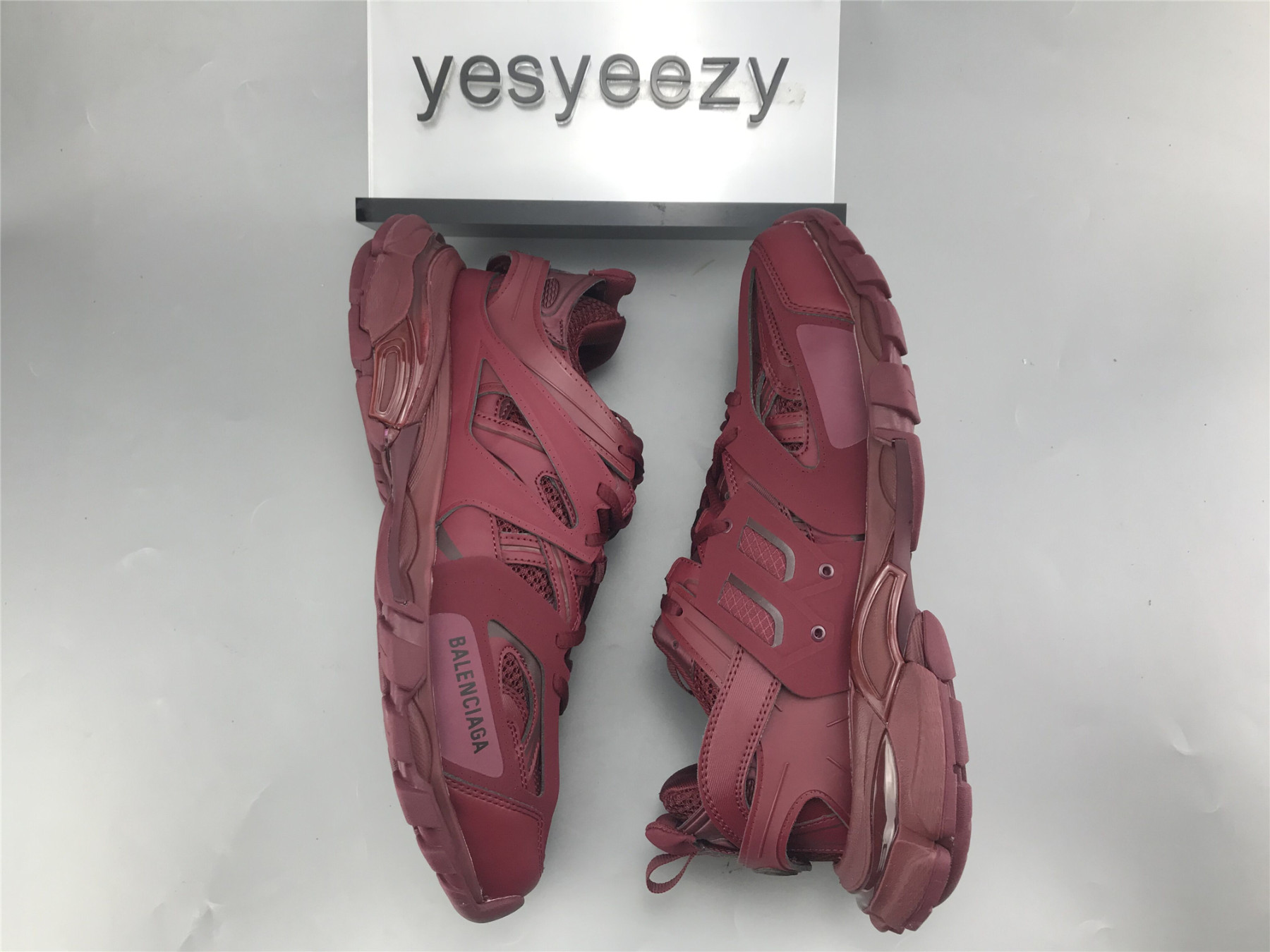 UA TRACK TRAINER DARK RED