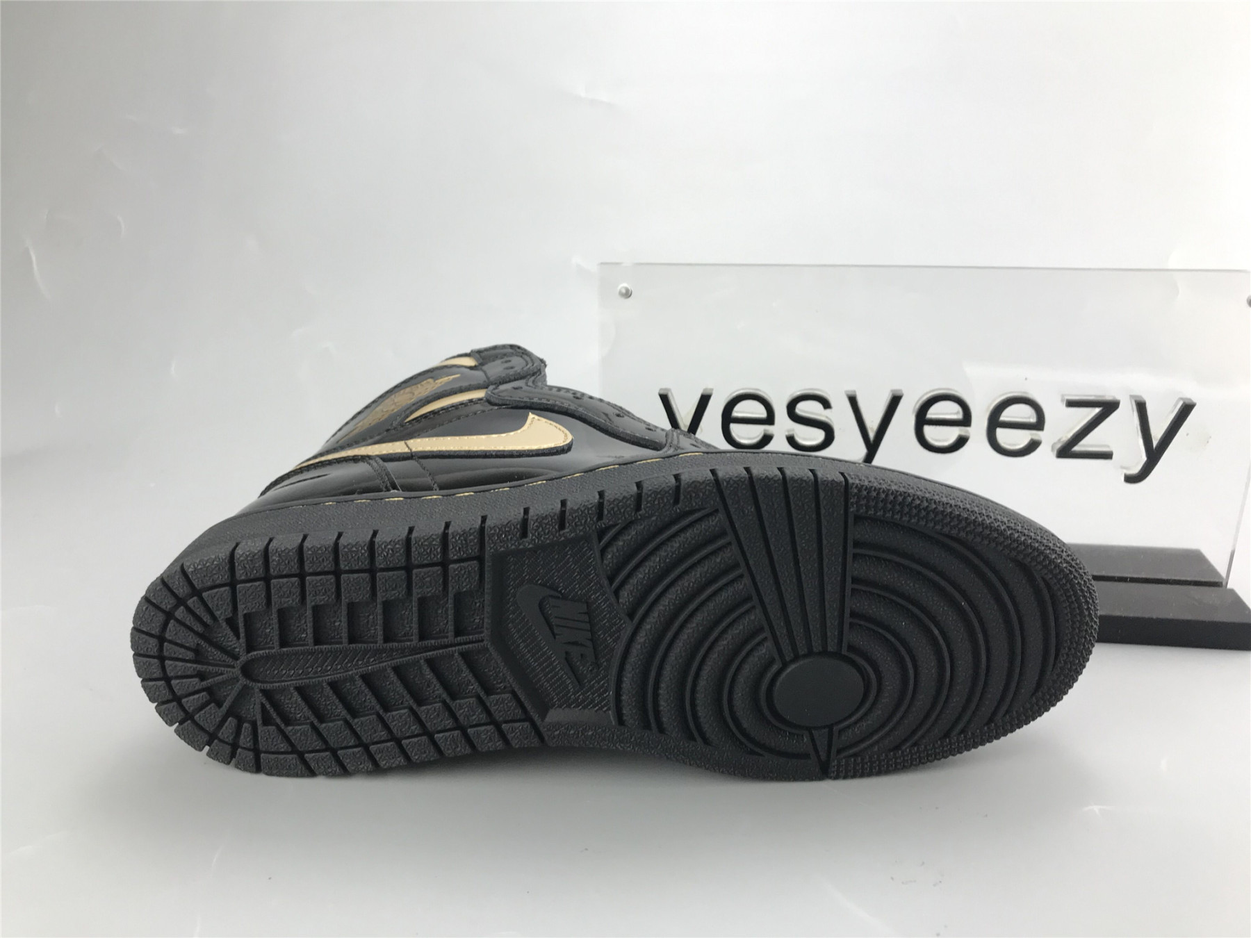 UA AIR JORDAN 1 RETRO HIGH OG BLACK METALLIC GOLD