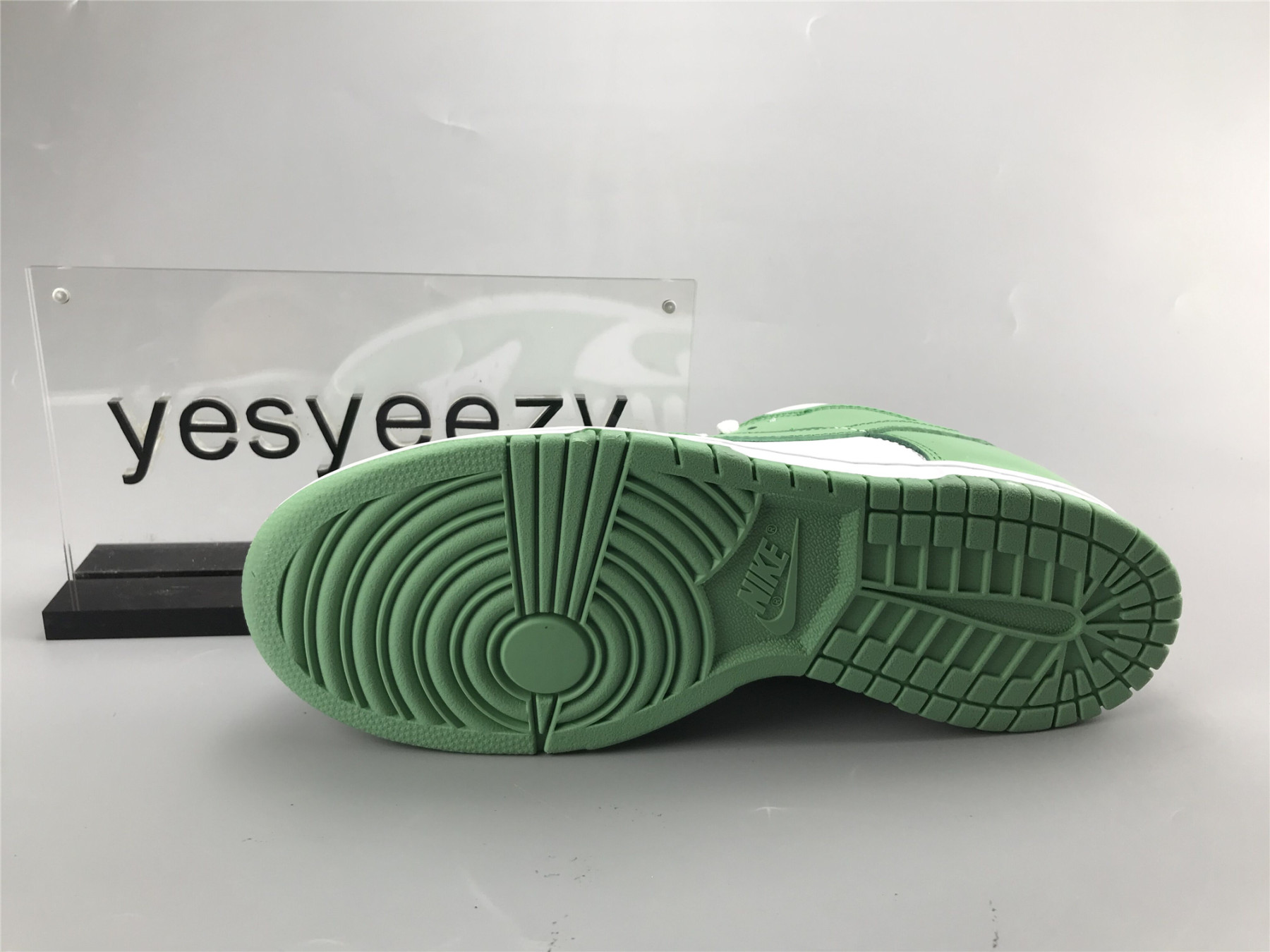 UA NIKE DUNK LOW WMNS "GREEN GLOW"