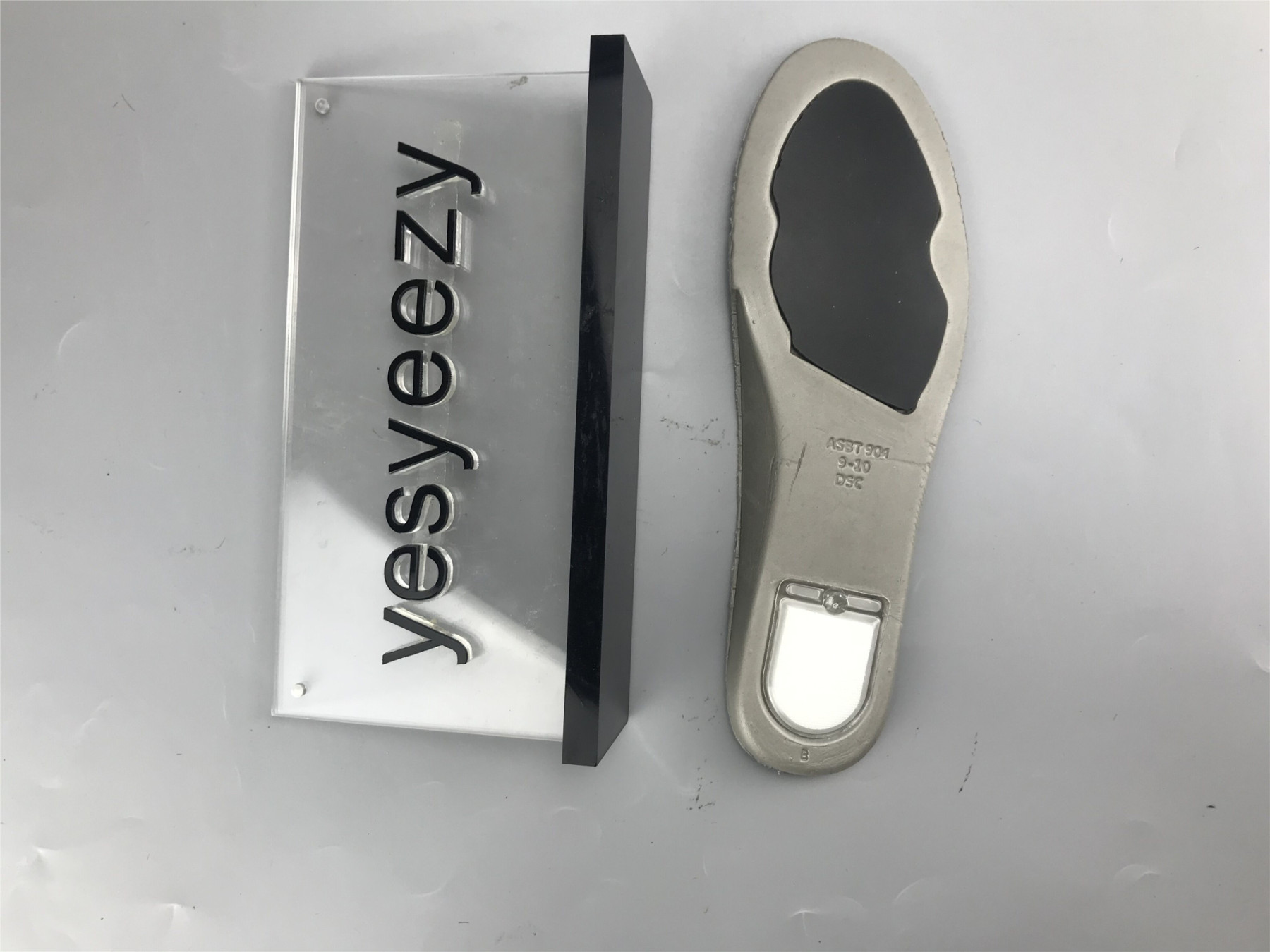 UA NIKE MEDICOM TOY X DUNK LOW SB 