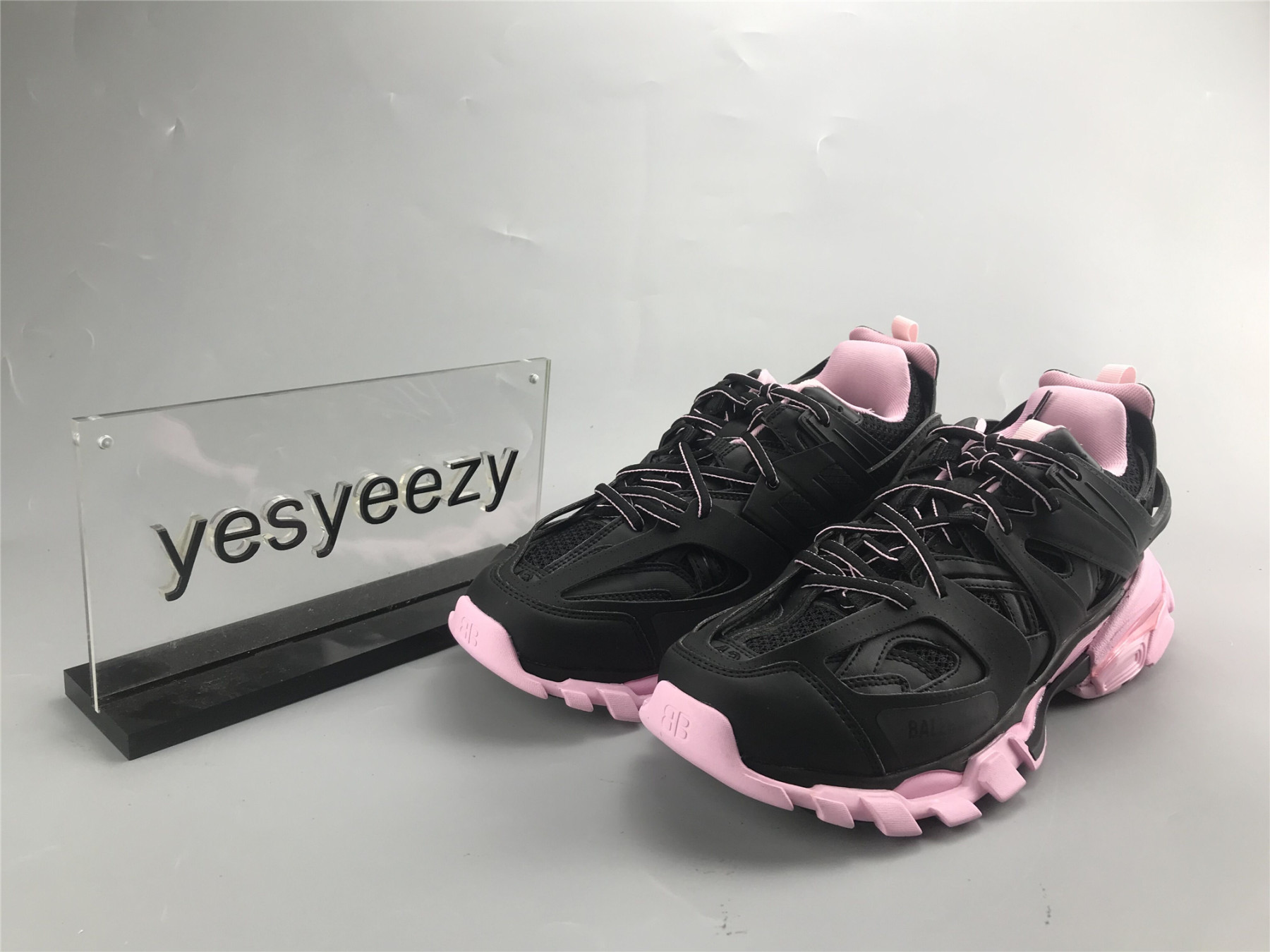 UA TRACK TRAINER BLACK PINK
