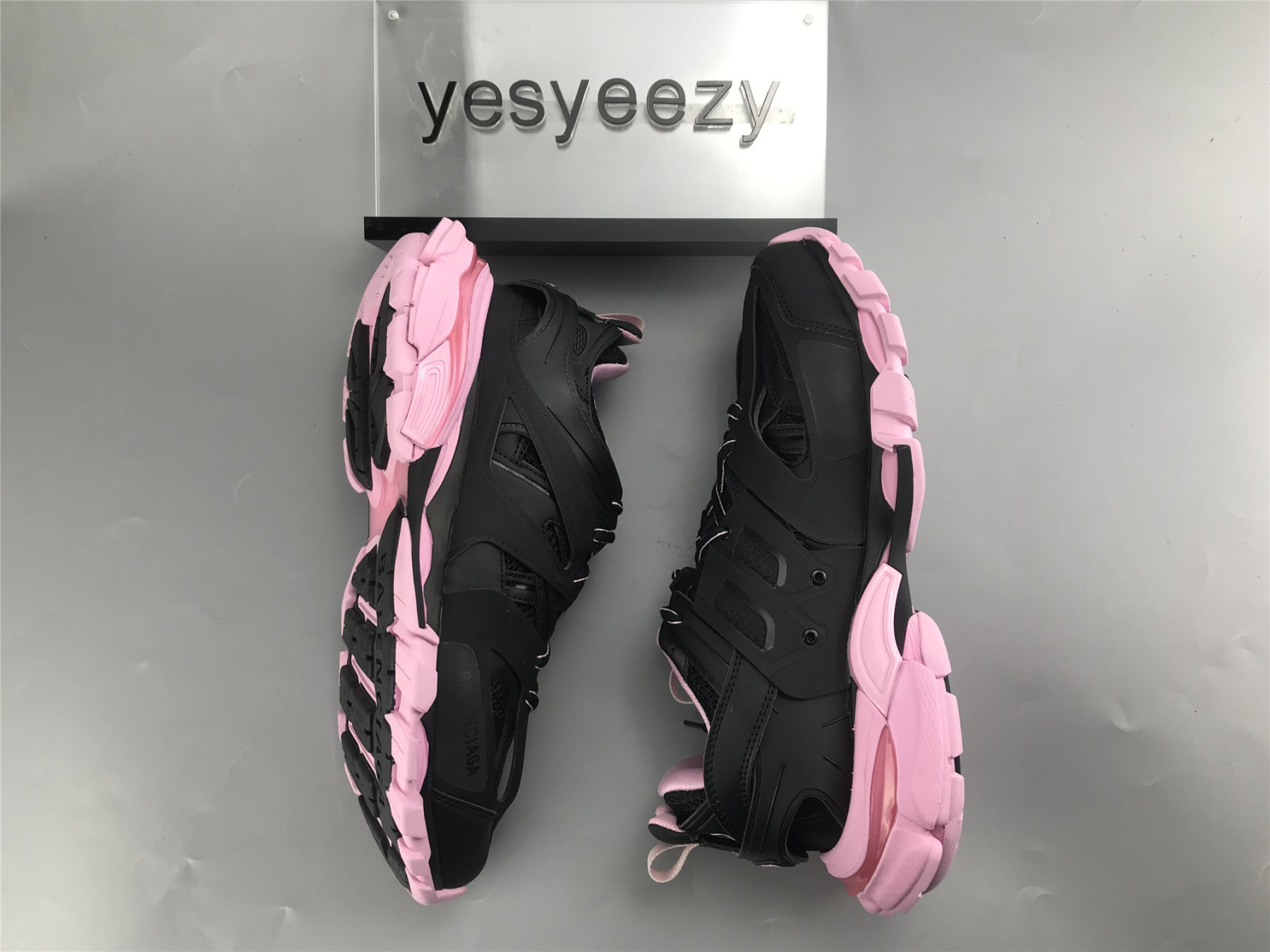 UA TRACK TRAINER BLACK PINK