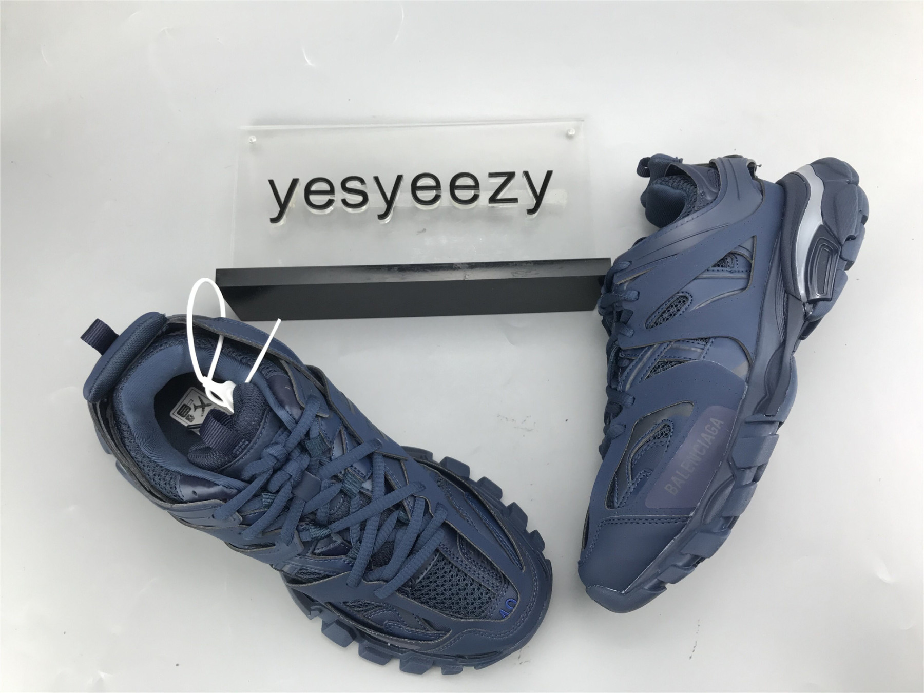 UA TRACK TRAINER DARK NAVY WITH LED LIGHTS