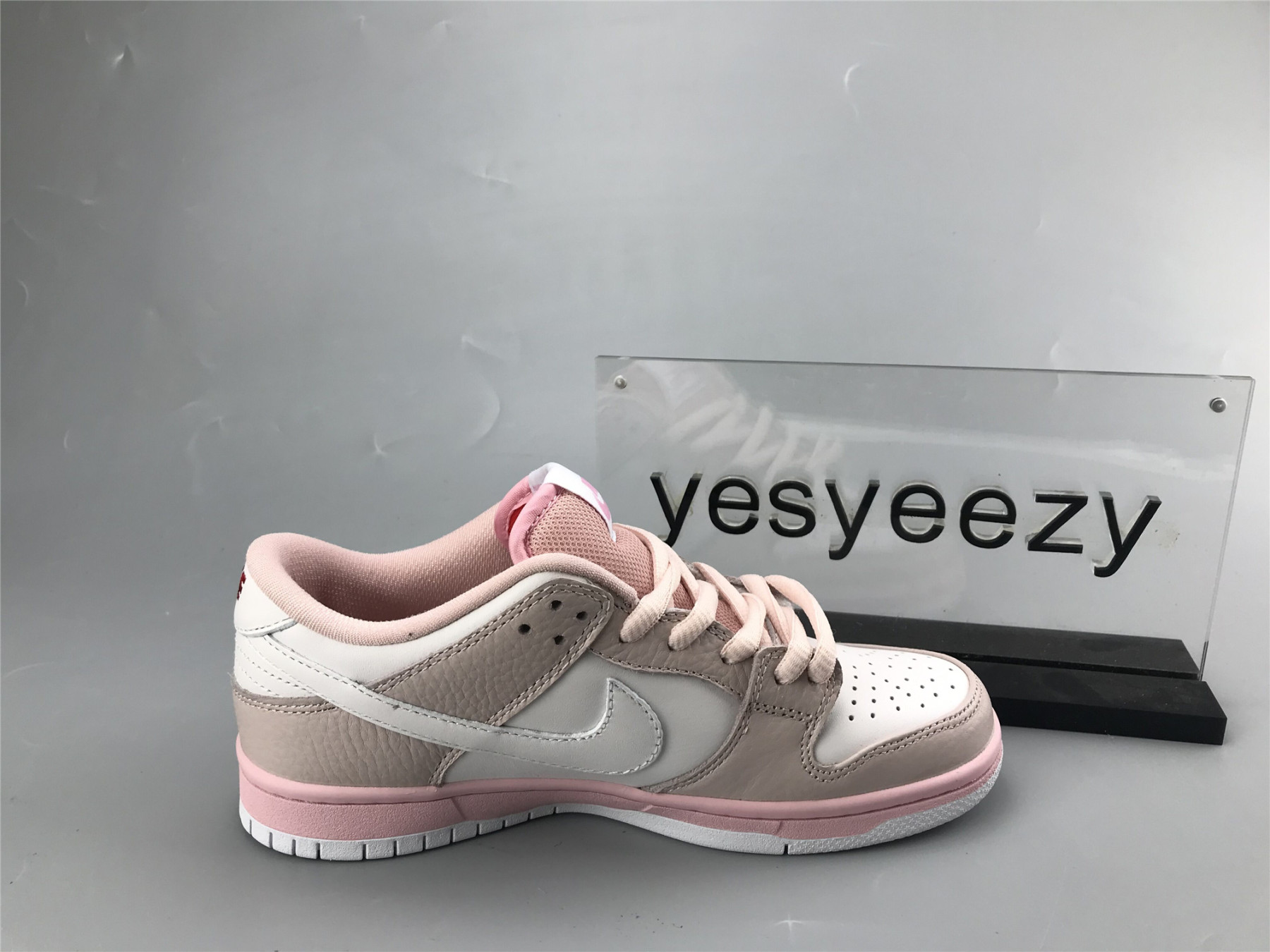 UA WMNS NIKE DUNK LOW ELITE SB