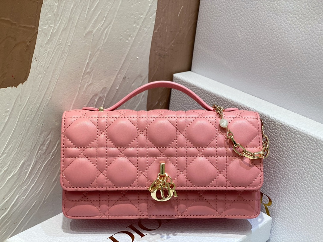 MISS D10r MINI BAG Melocoton Pink Pearlescent Cannage Lambskin S0980ONJL_M92P 21 x 11.5 x 4.5 cm