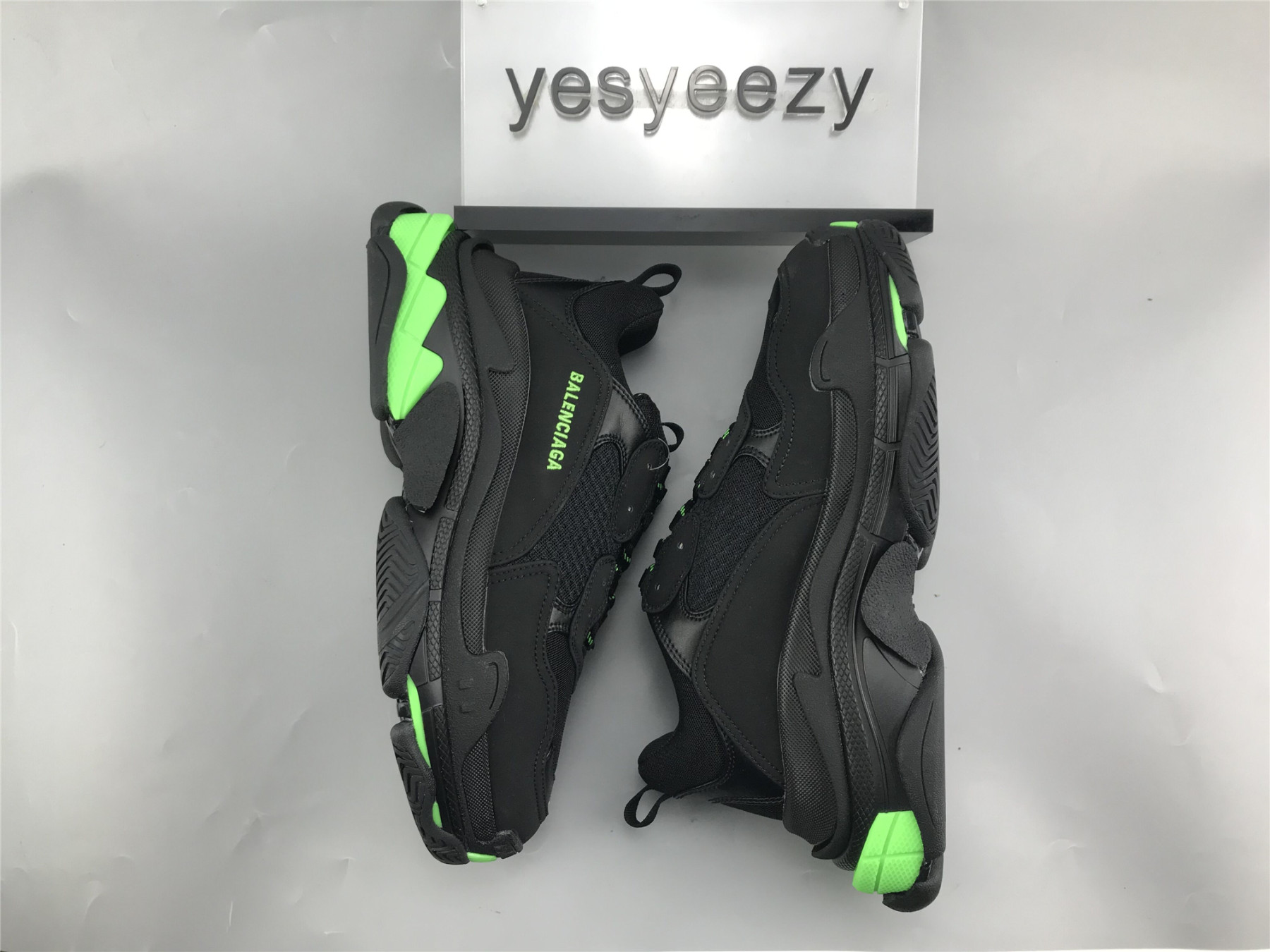 UA TRIPLE S SNEAKER BLACK AND GREEN