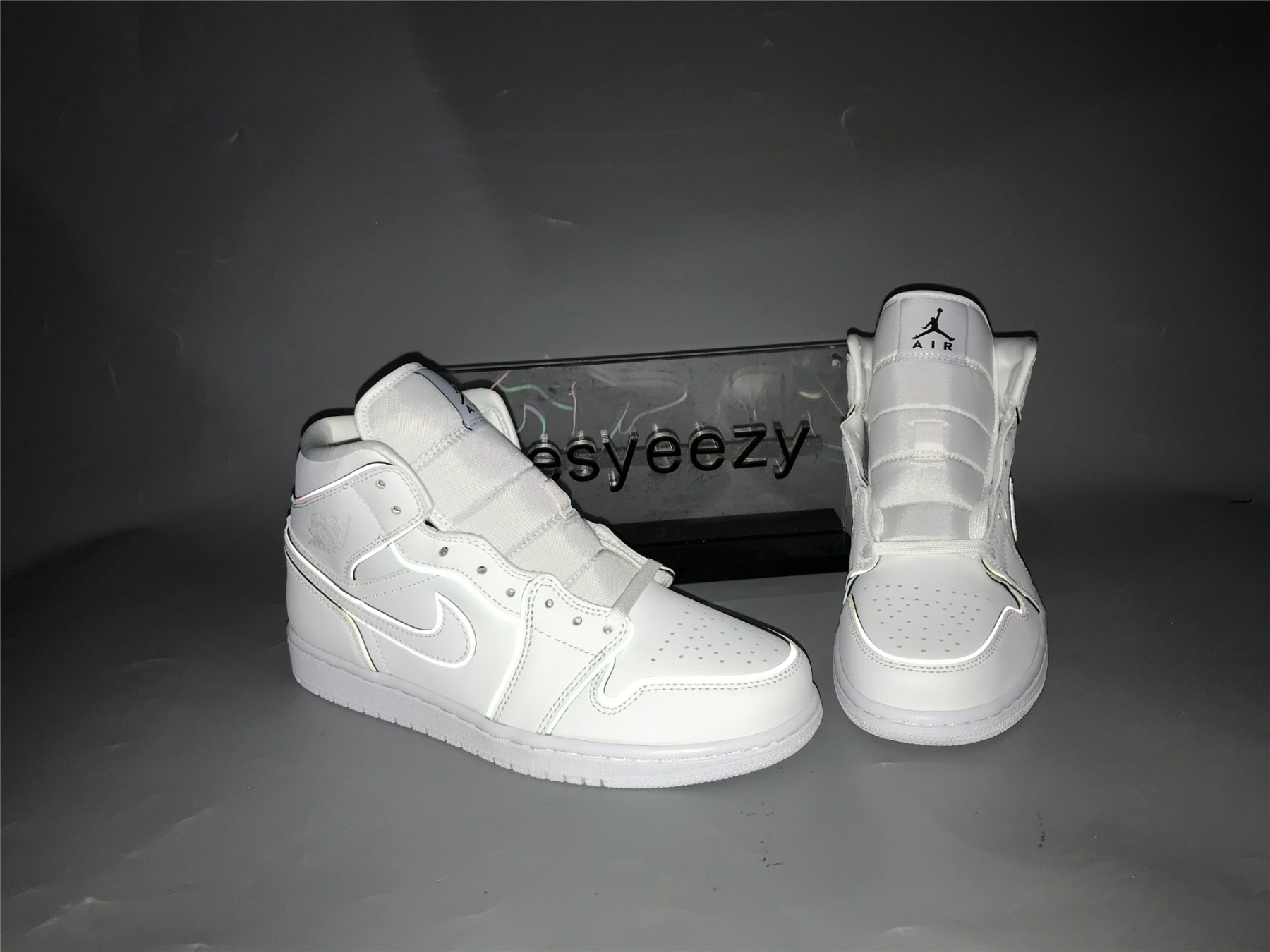 UA WMNS AIR JORDAN 1 MID SE 