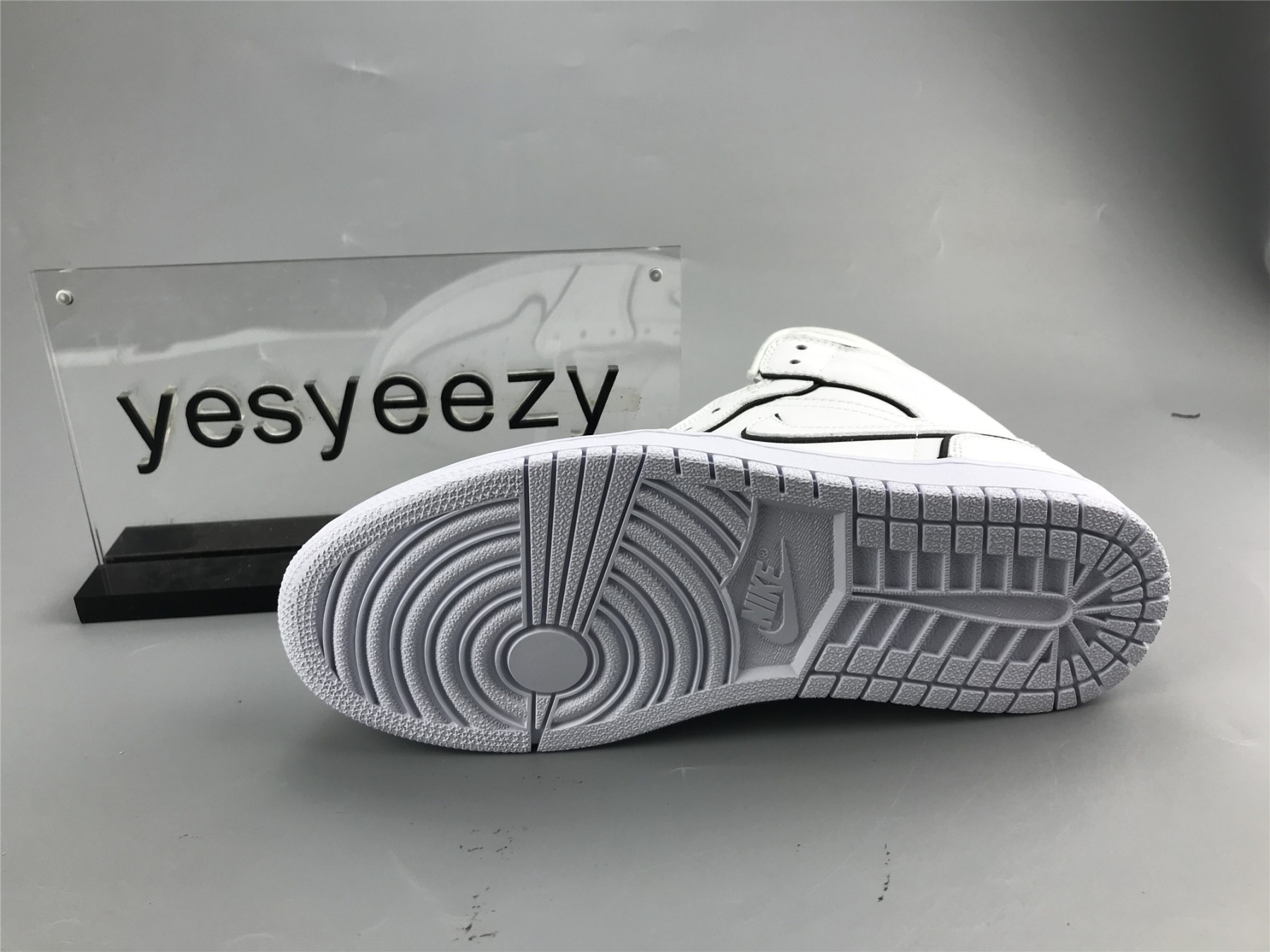 UA WMNS AIR JORDAN 1 MID SE 