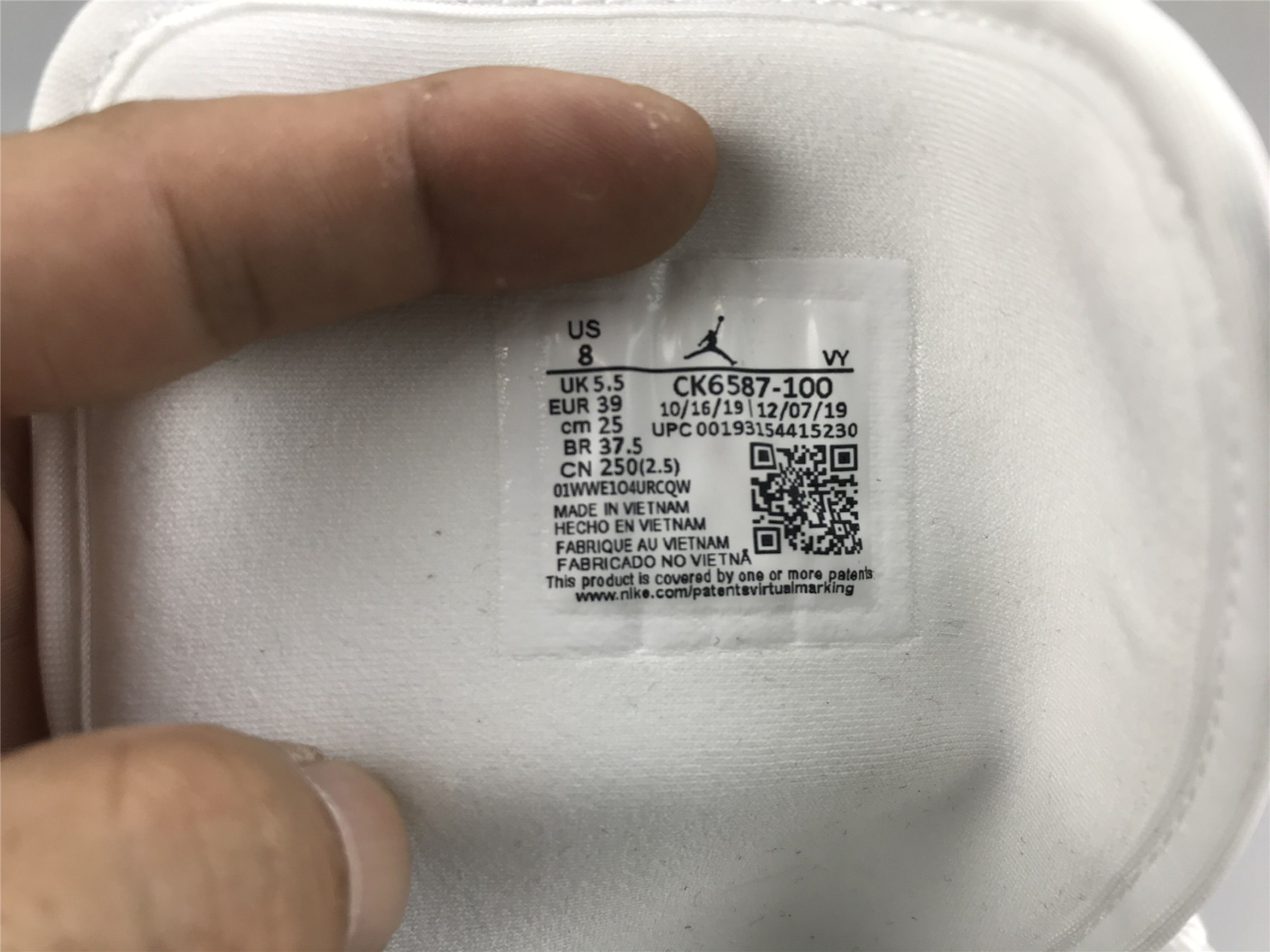 UA WMNS AIR JORDAN 1 MID SE 