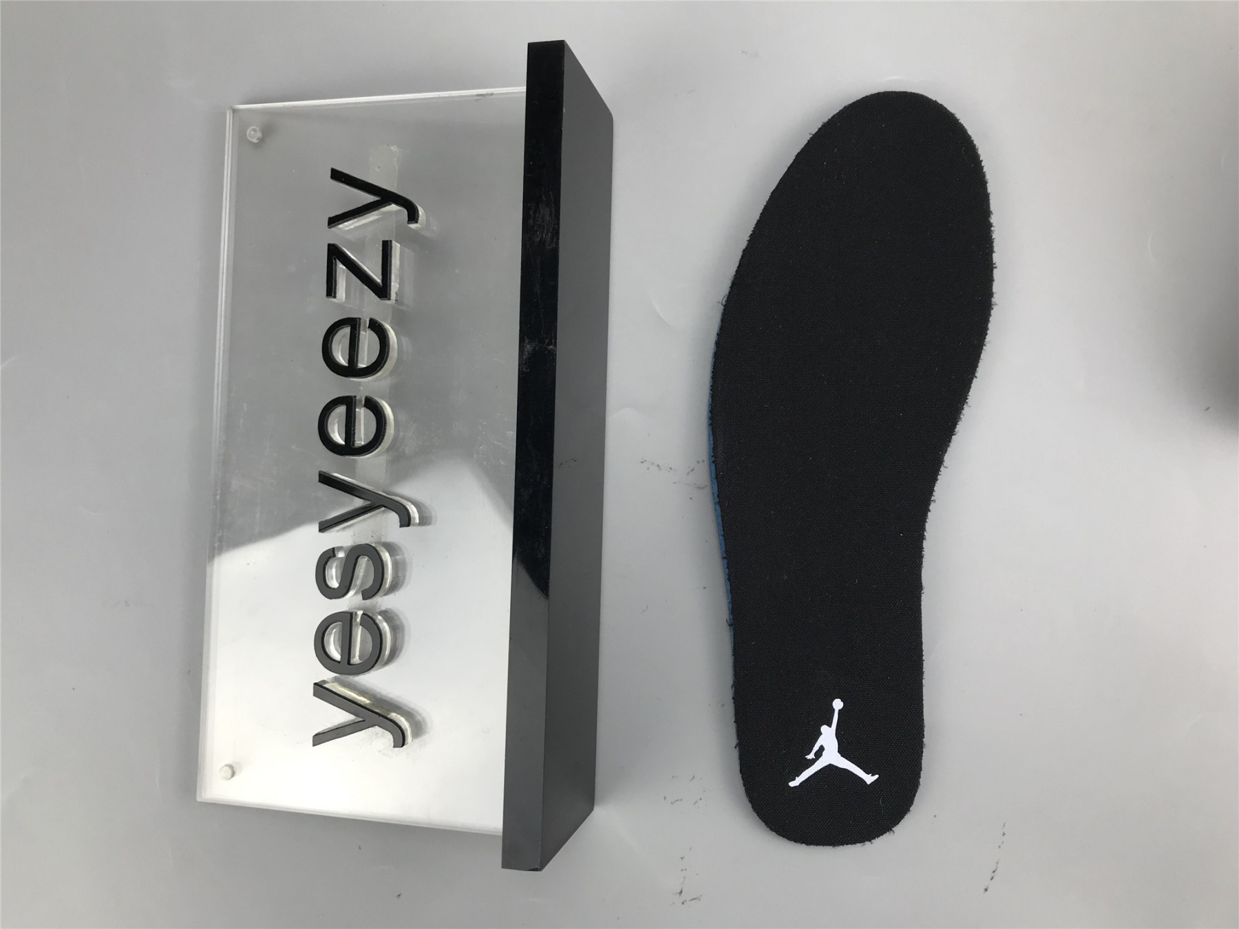 UA WMNS AIR JORDAN 1 MID SE 