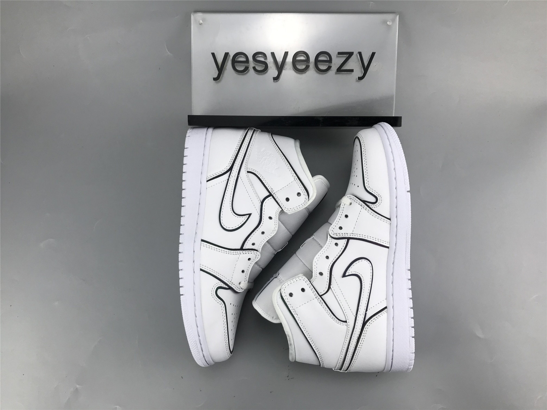 UA WMNS AIR JORDAN 1 MID SE 