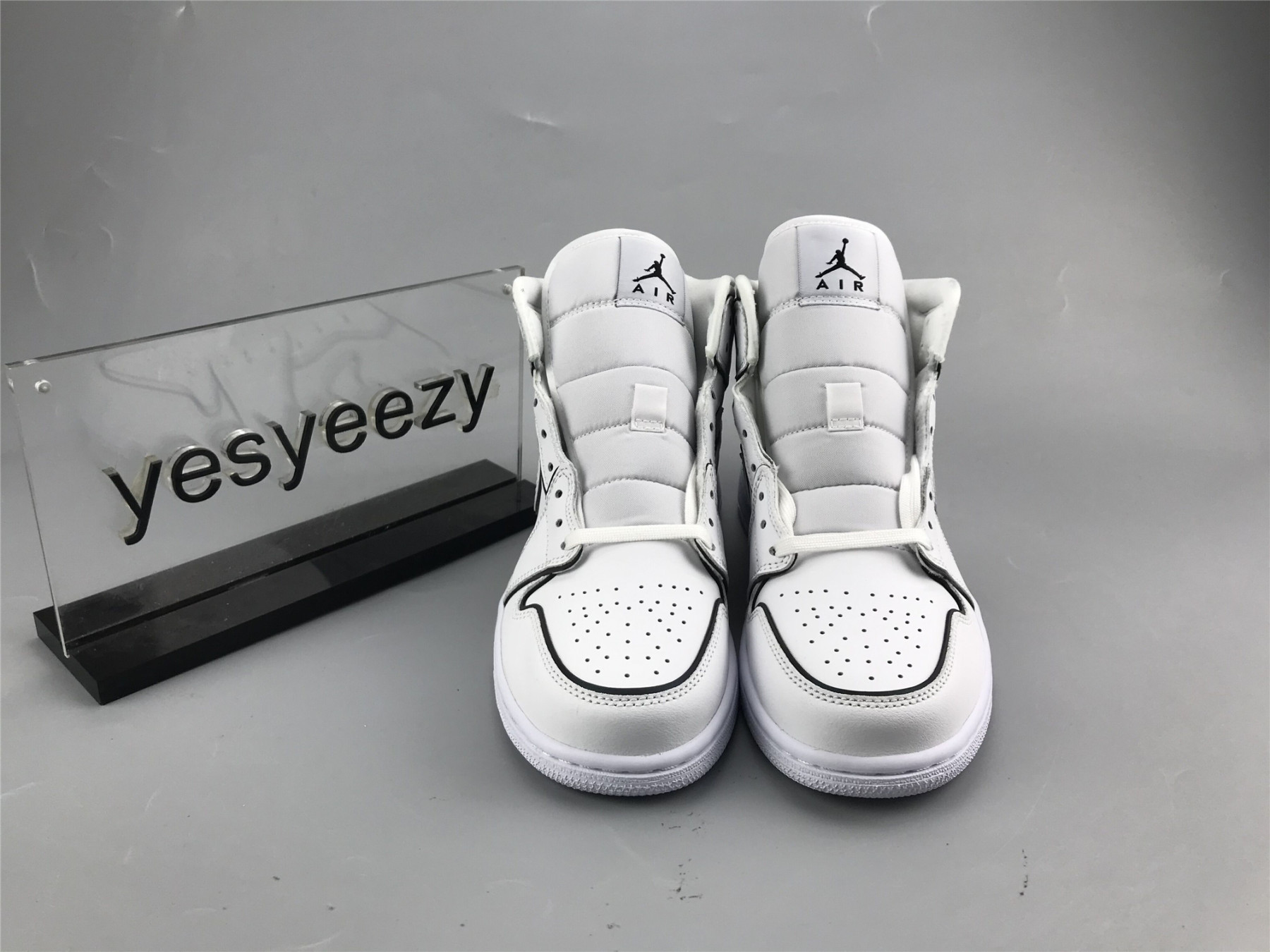 UA WMNS AIR JORDAN 1 MID SE 