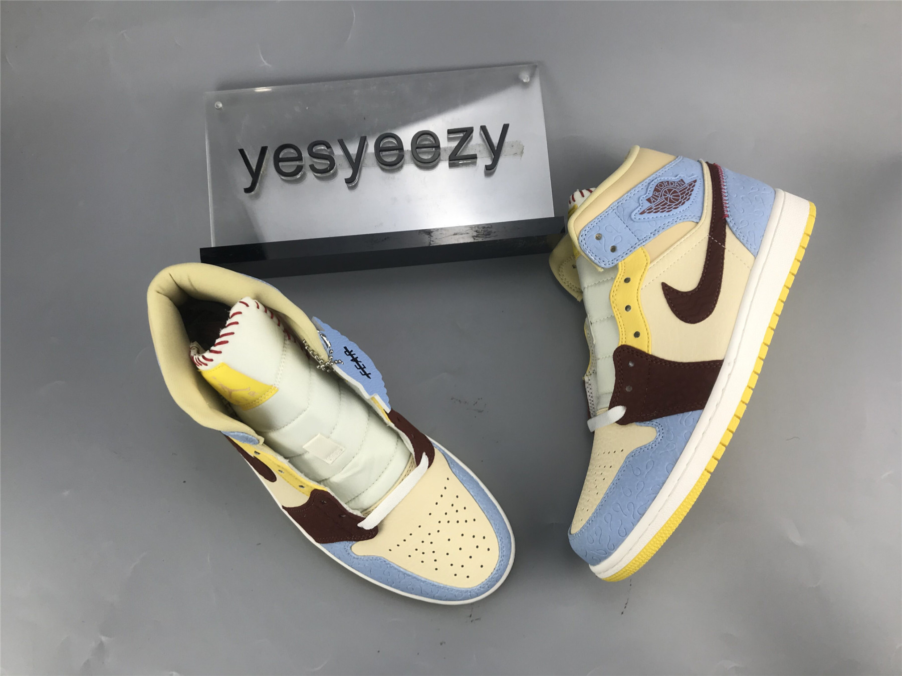 UA Ma1s0n CHATEAU ROUGE X AIR JORDAN 1 MID SE 