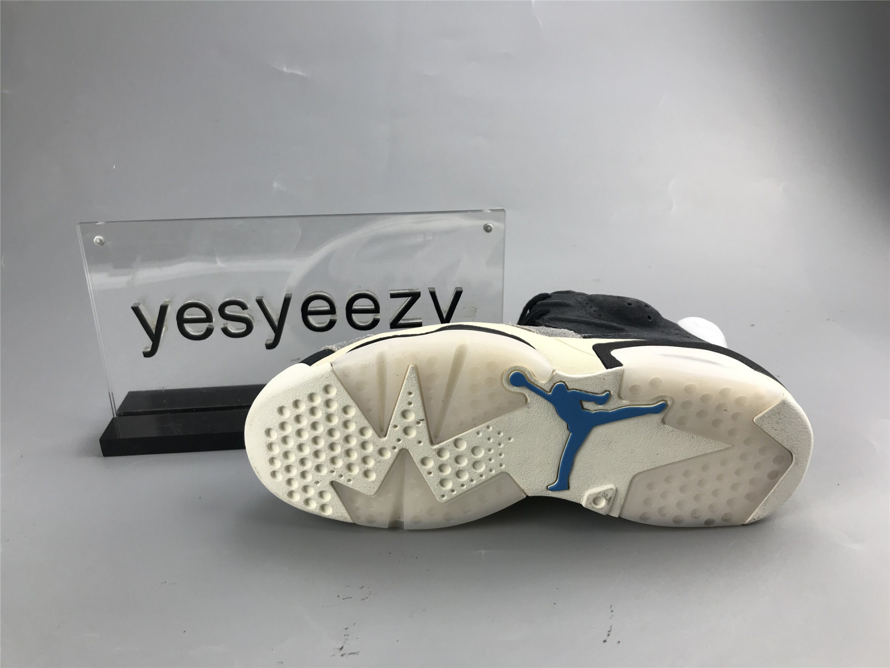 UA WMNS AIR JORDAN 6 RETRO 