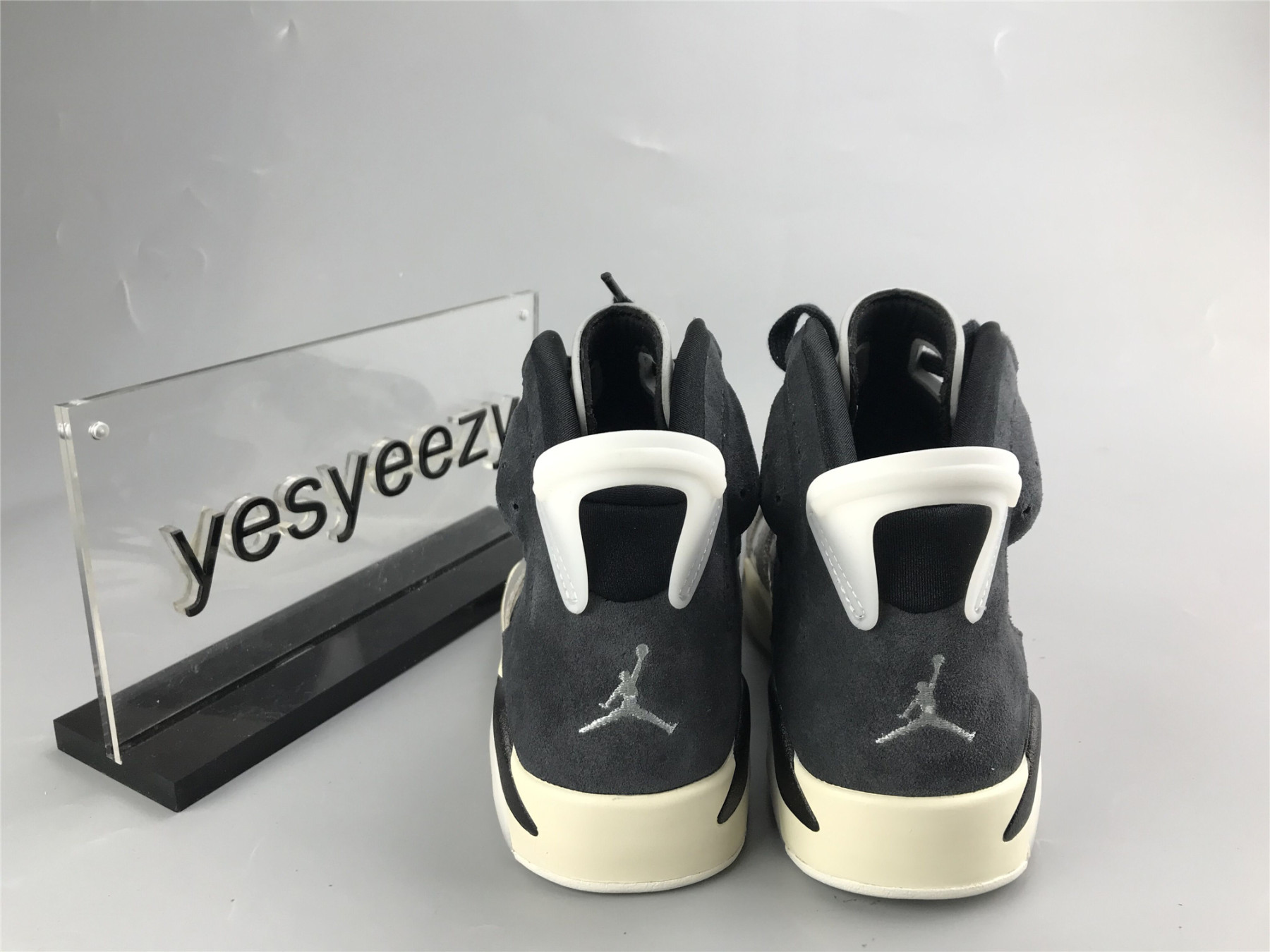 UA WMNS AIR JORDAN 6 RETRO 