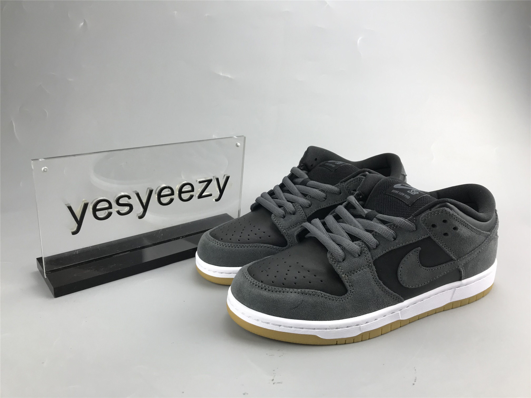 UA NIKE SB DUNK LOW TRD